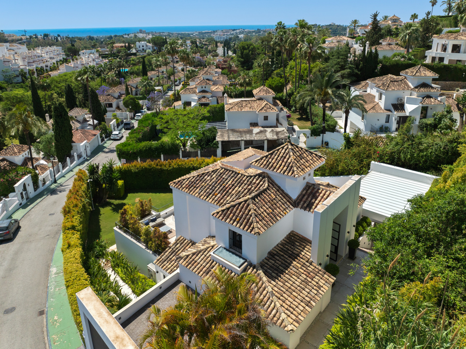 Contemporary 5 bedroom villa in Los Naranjos Hill Club, Marbella — photo 41