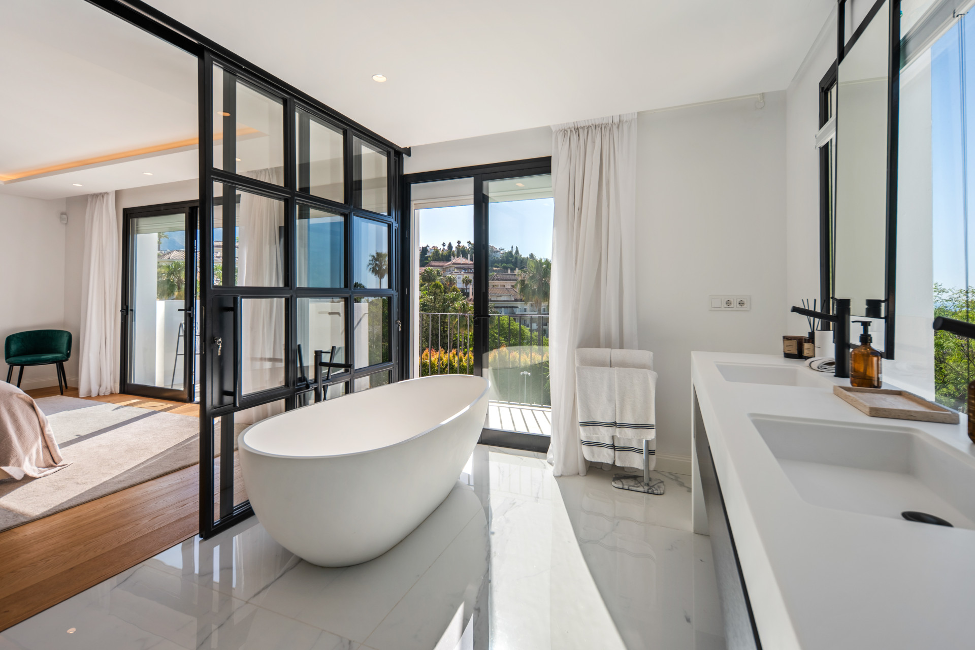 Contemporary 5 bedroom villa in Los Naranjos Hill Club, Marbella — photo 12