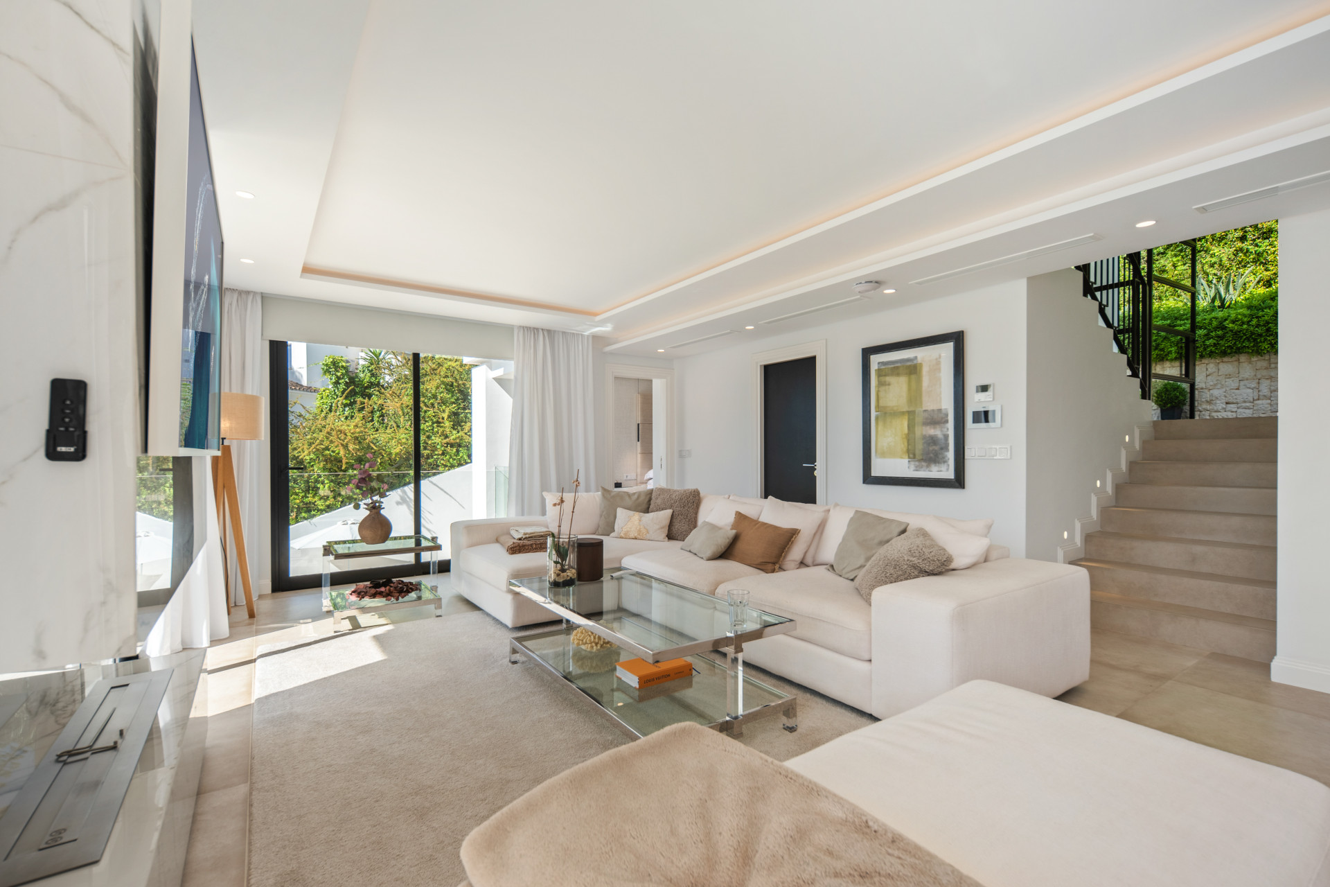 Contemporary 5 bedroom villa in Los Naranjos Hill Club, Marbella — photo 5