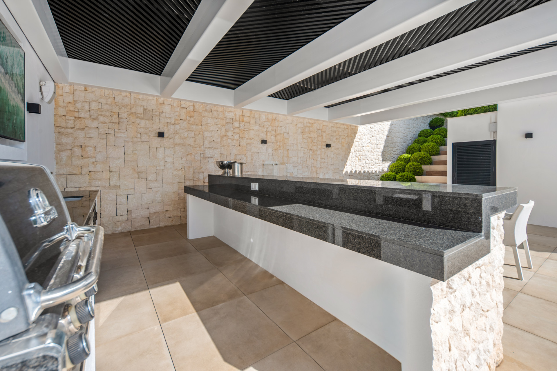Contemporary 5 bedroom villa in Los Naranjos Hill Club, Marbella — photo 31