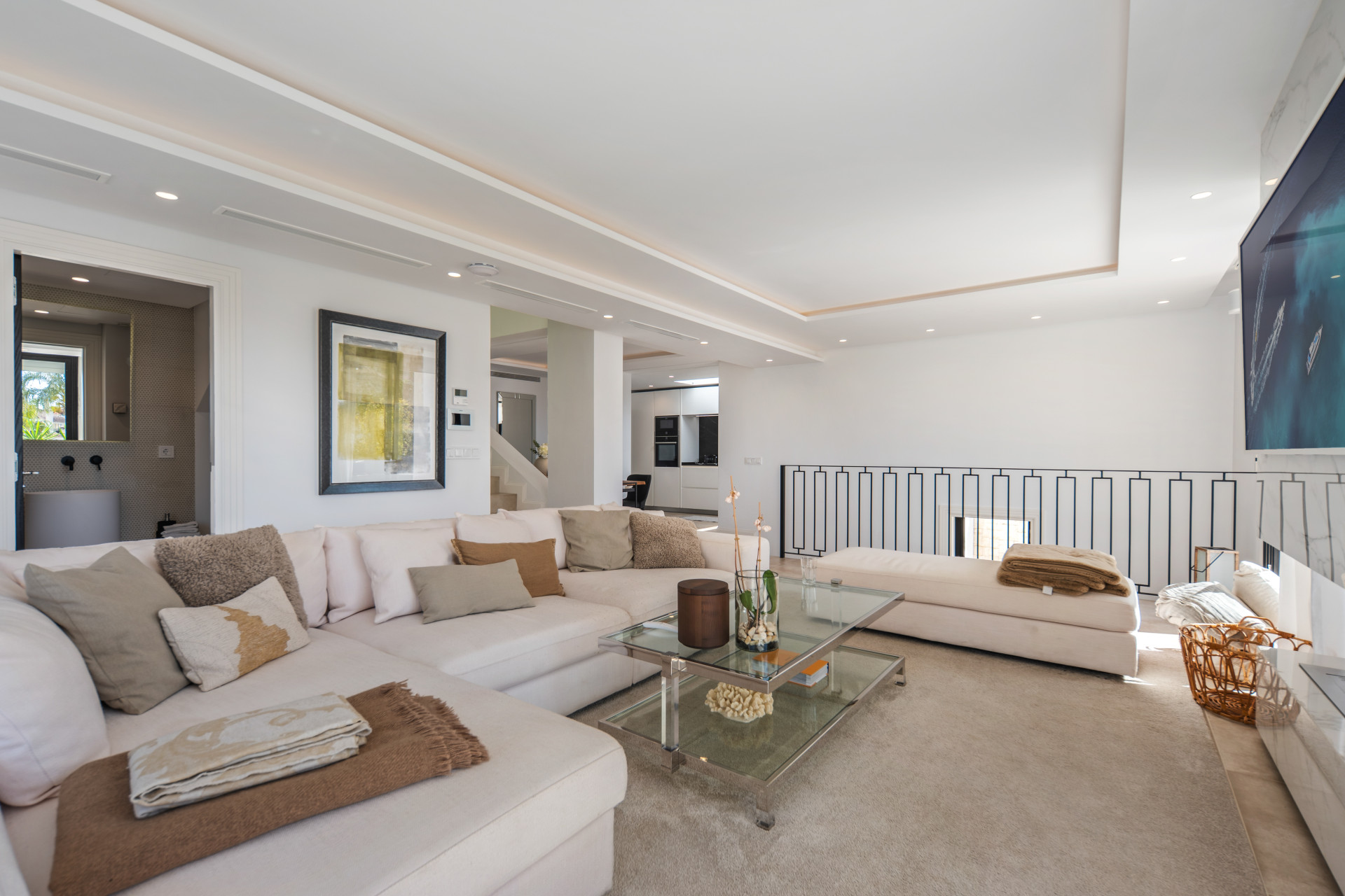 Contemporary 5 bedroom villa in Los Naranjos Hill Club, Marbella — photo 4