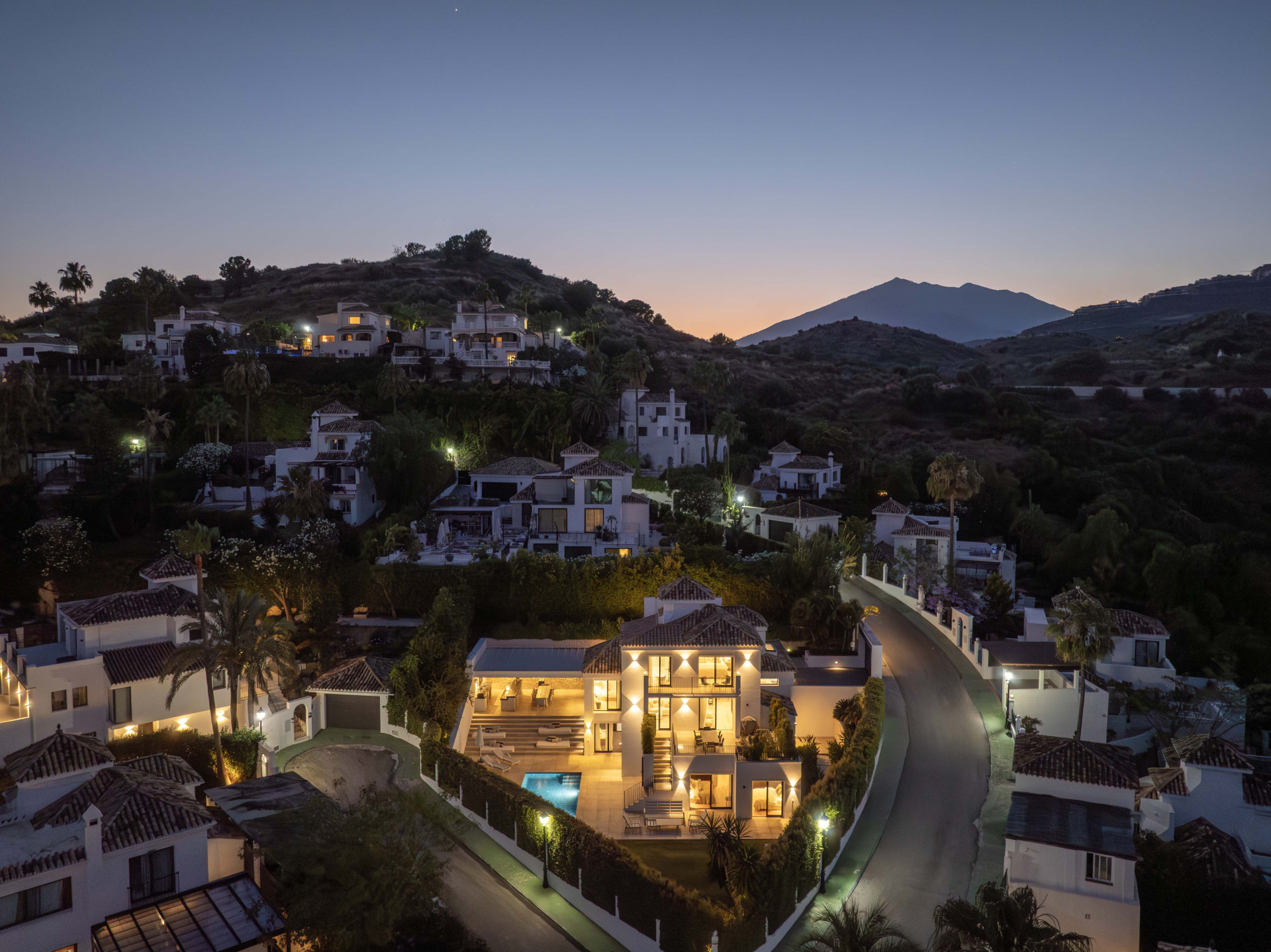 Contemporary 5 bedroom villa in Los Naranjos Hill Club, Marbella — photo 44