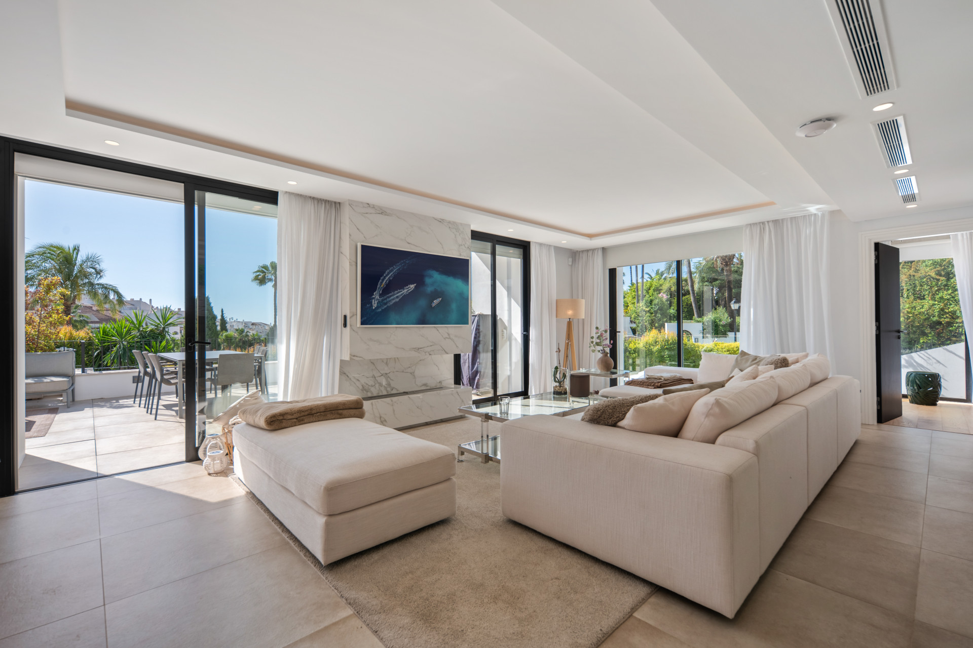 Contemporary 5 bedroom villa in Los Naranjos Hill Club, Marbella — photo 3
