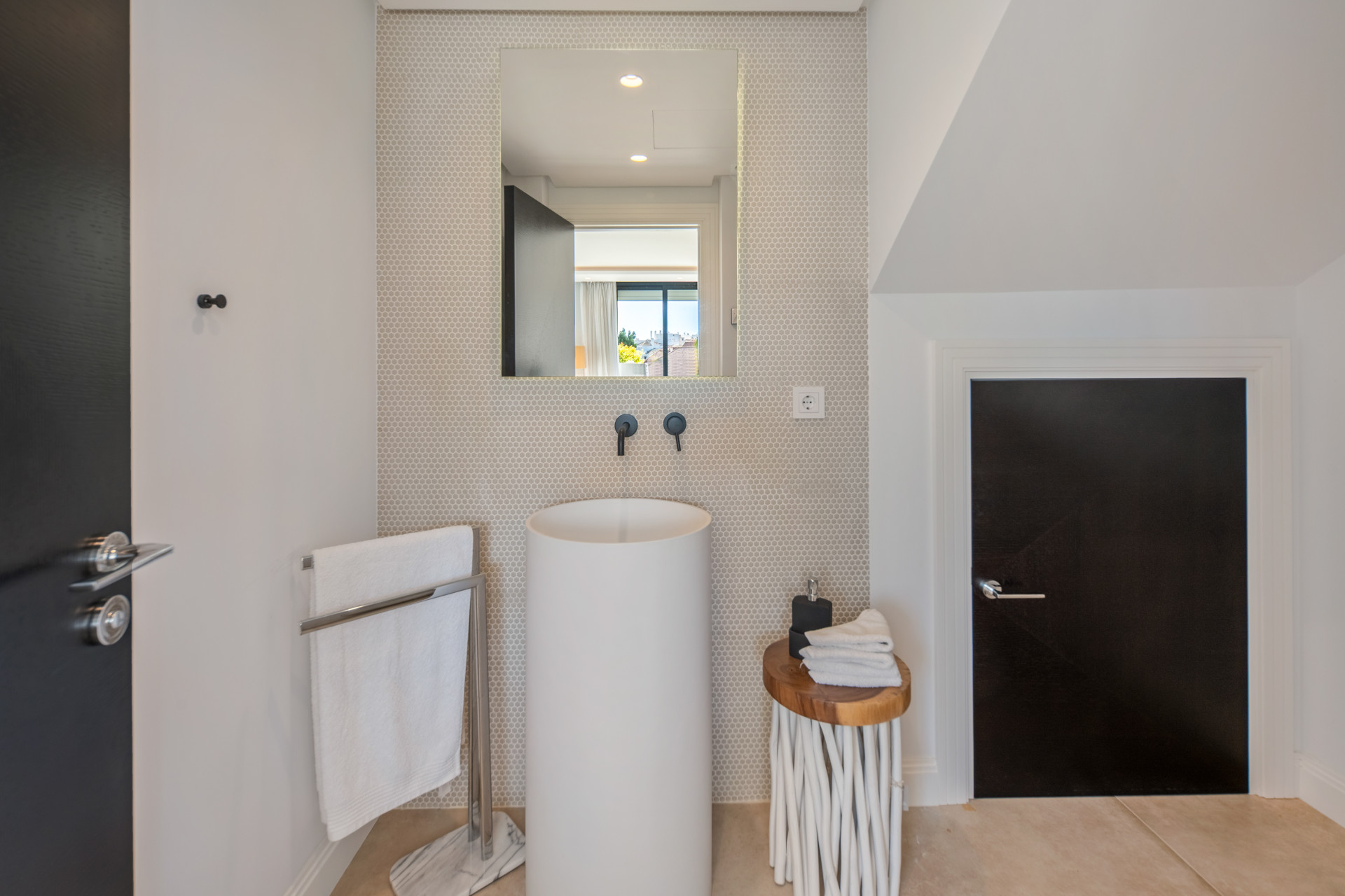 Contemporary 5 bedroom villa in Los Naranjos Hill Club, Marbella — photo 24