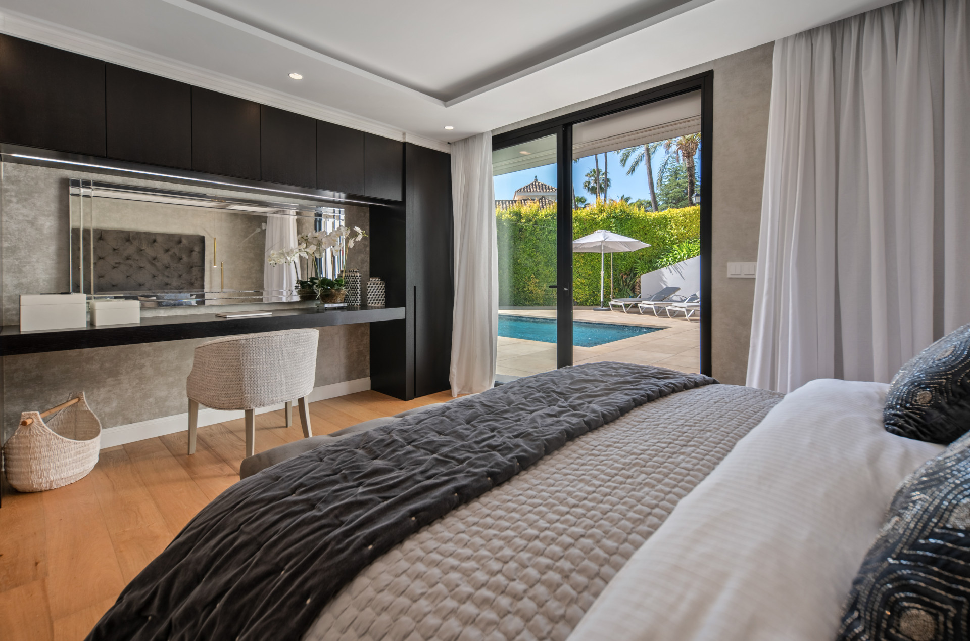 Contemporary 5 bedroom villa in Los Naranjos Hill Club, Marbella — photo 27
