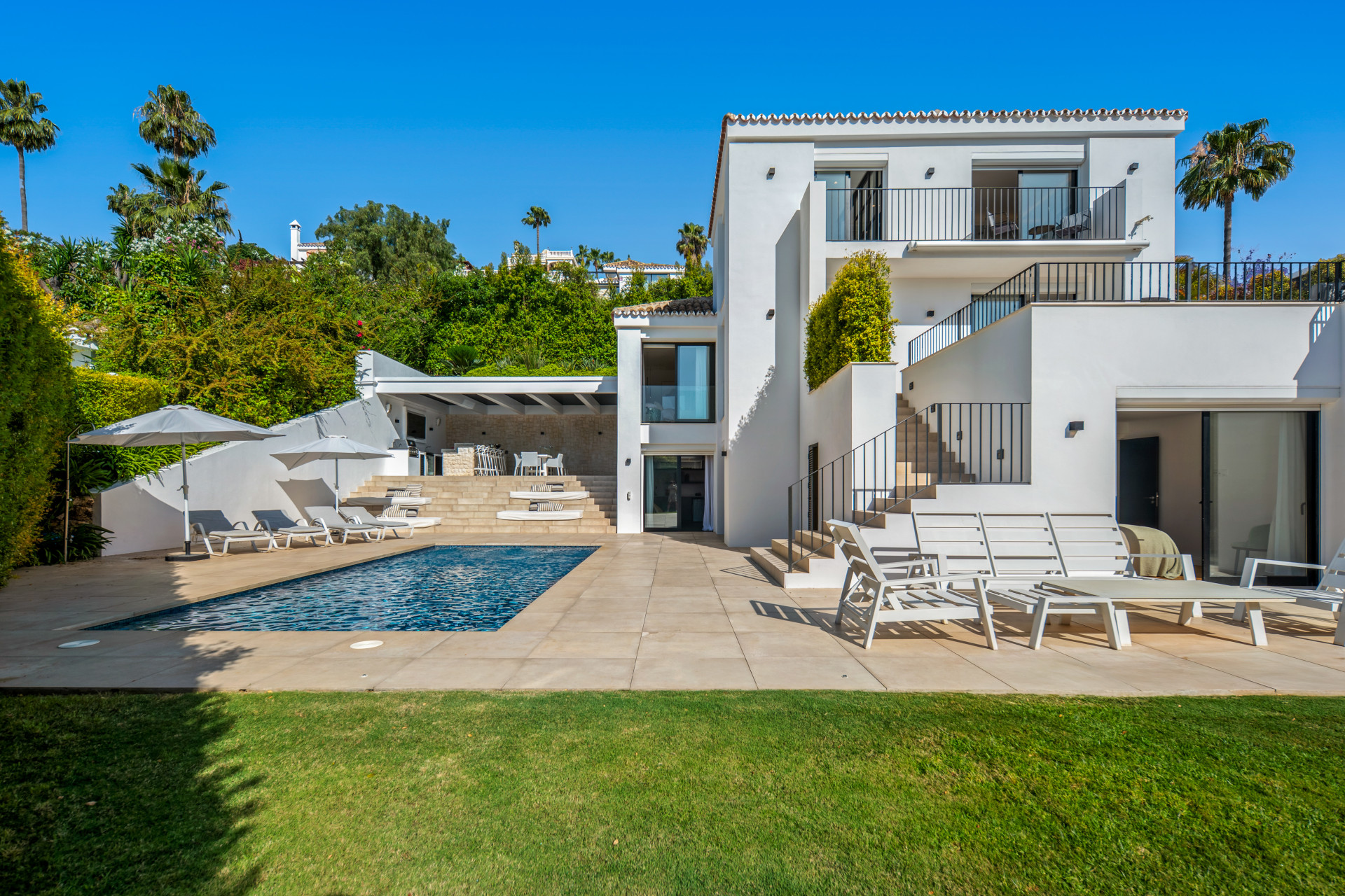 Contemporary 5 bedroom villa in Los Naranjos Hill Club, Marbella — photo 37