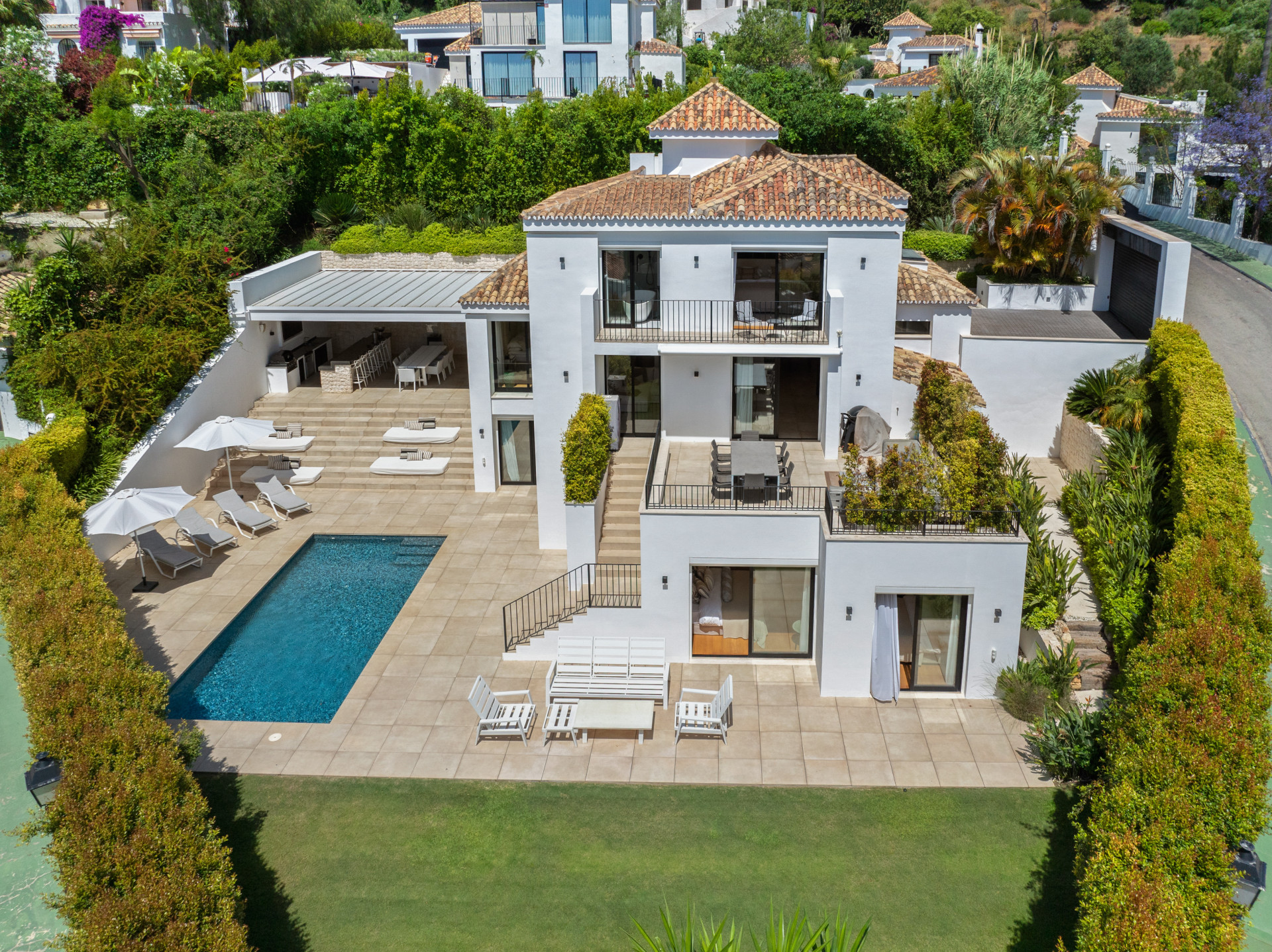 Contemporary 5 bedroom villa in Los Naranjos Hill Club, Marbella — photo 39
