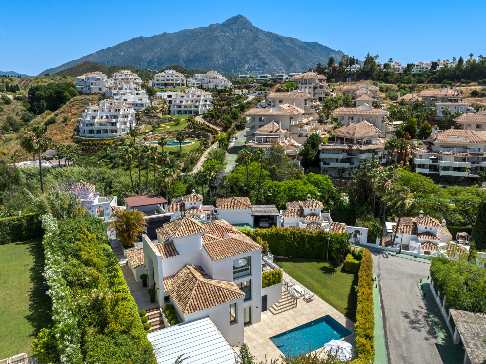 Contemporary 5 bedroom villa in Los Naranjos Hill Club, Marbella — photo 40