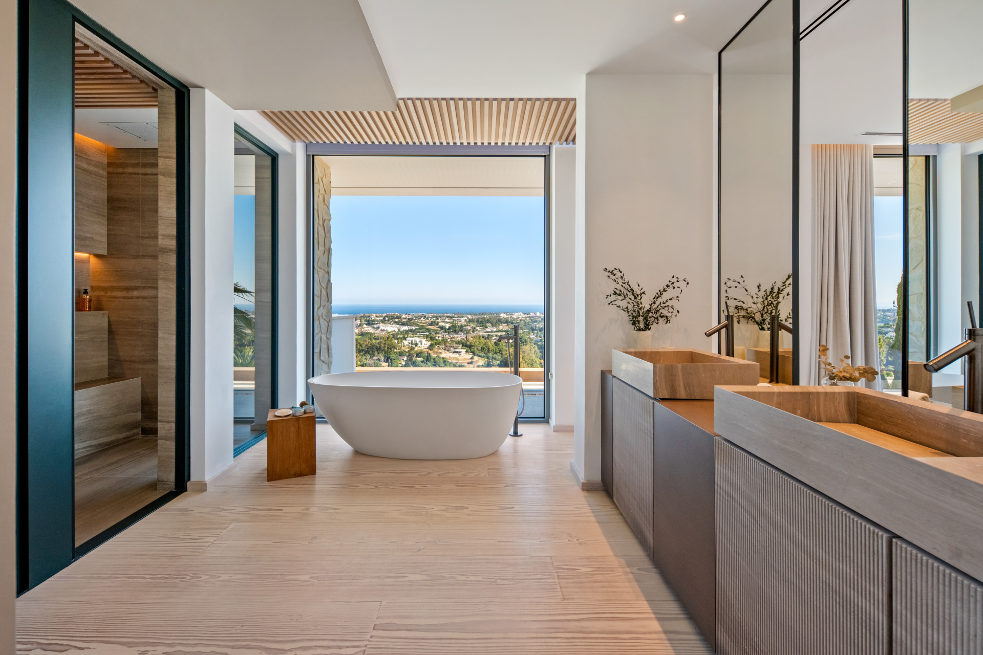 Contemporary six-bedroom villa with sea and golf views in El Herrojo, Benahavís. — photo 8