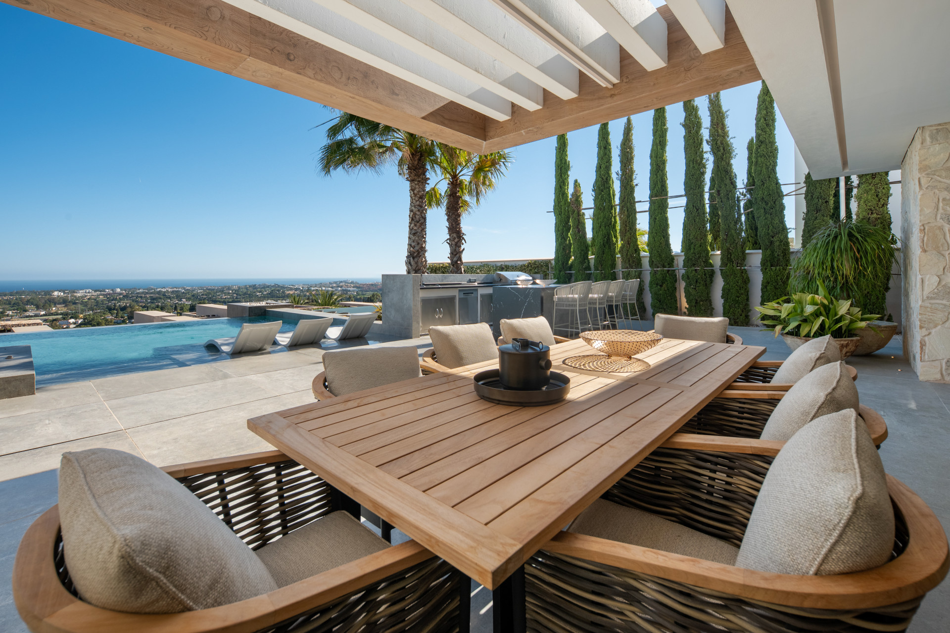 Contemporary six-bedroom villa with sea and golf views in El Herrojo, Benahavís. — photo 17