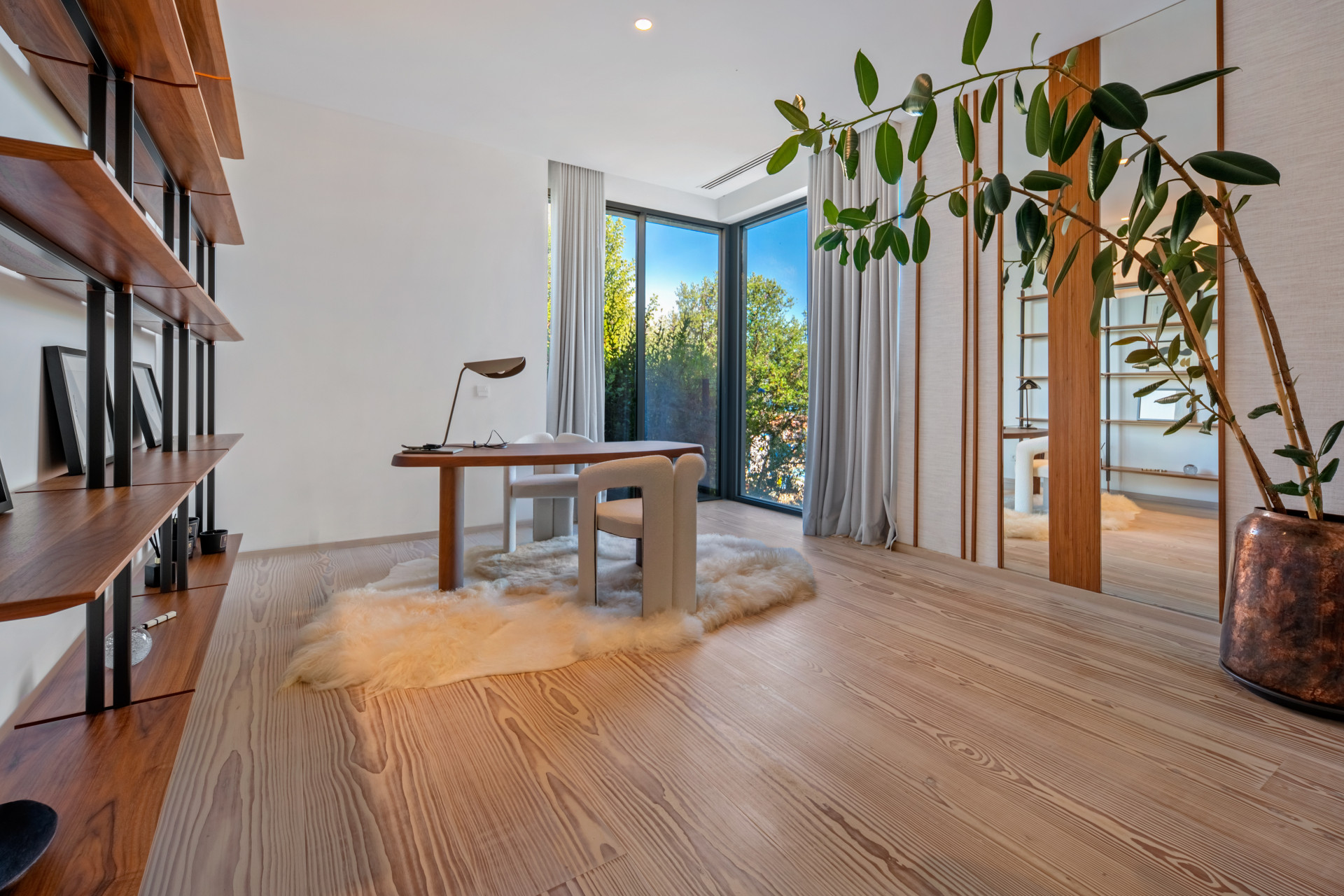 Contemporary six-bedroom villa with sea and golf views in El Herrojo, Benahavís. — photo 14