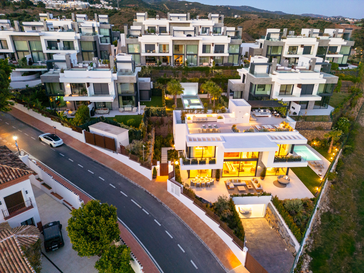 Luxus-Ecke Villa mit Panoramablick auf Rio Real, Marbella Goldene Meile — Foto 24