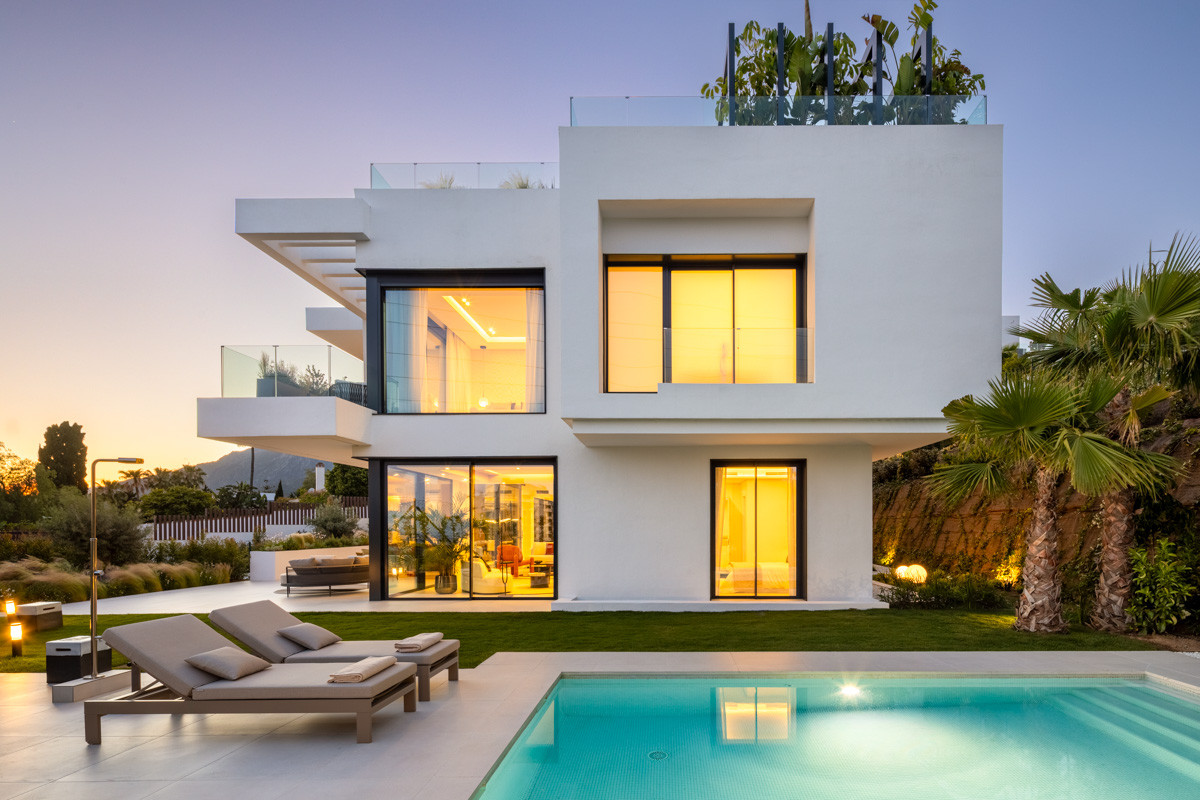 Luxus-Ecke Villa mit Panoramablick auf Rio Real, Marbella Goldene Meile — Foto 23
