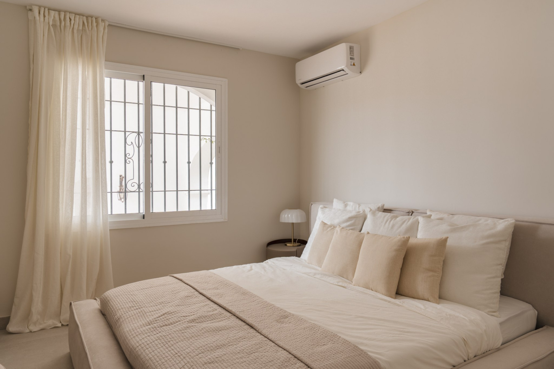 Kürzlich renovierte Wohnung mit Panoramablick in Los Almendros, Benahavis — Foto 10