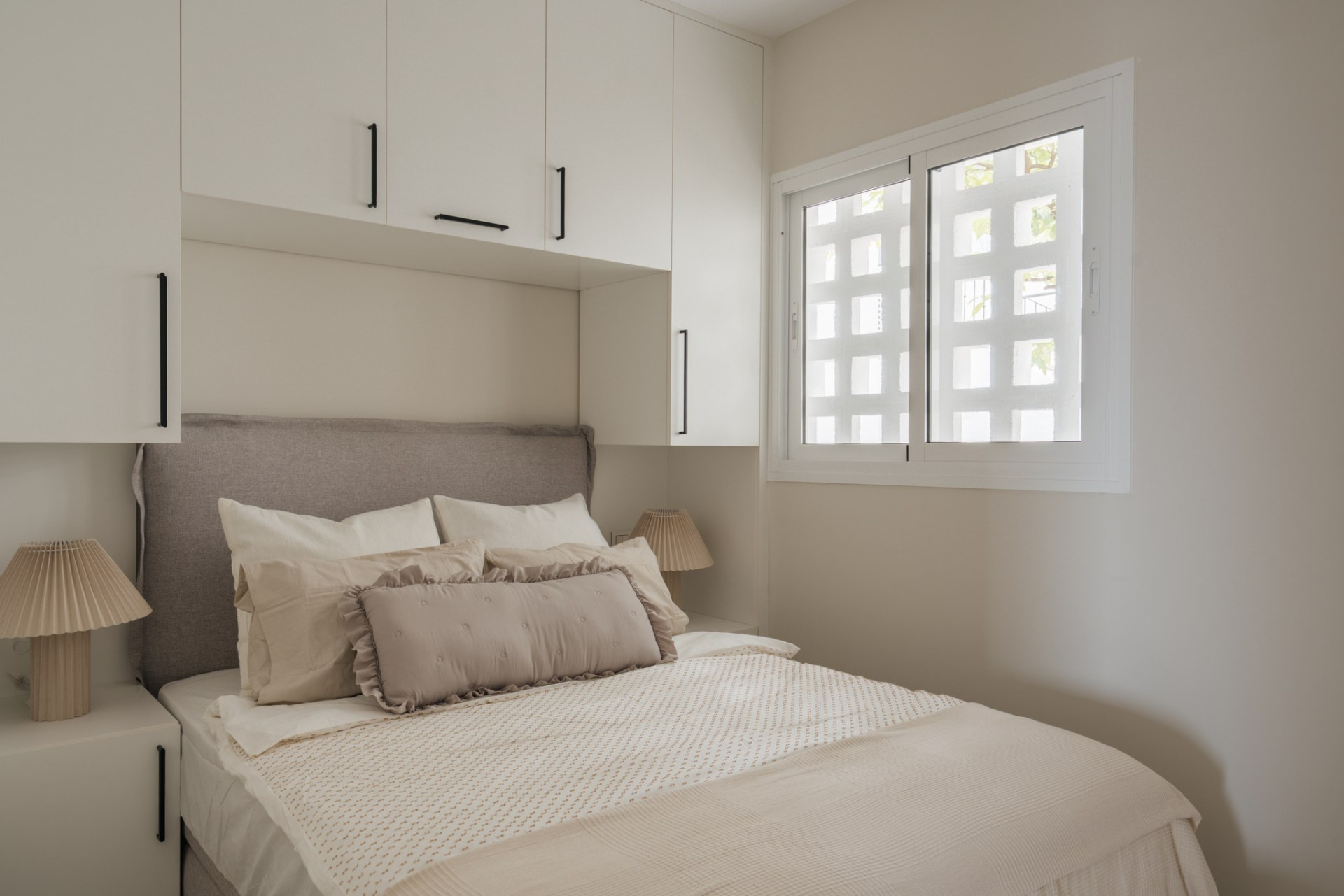Kürzlich renovierte Wohnung mit Panoramablick in Los Almendros, Benahavis — Foto 13