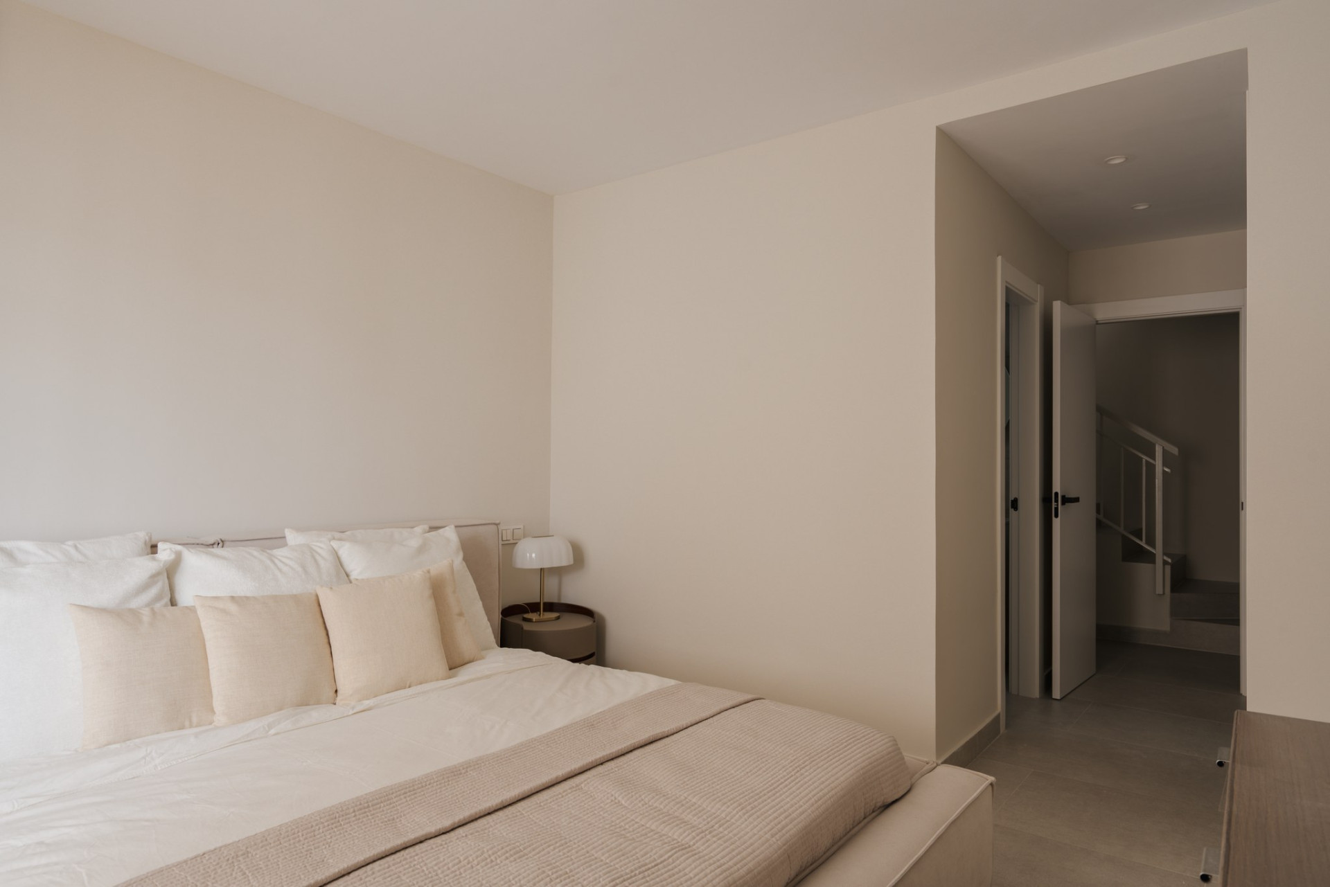 Kürzlich renovierte Wohnung mit Panoramablick in Los Almendros, Benahavis — Foto 11