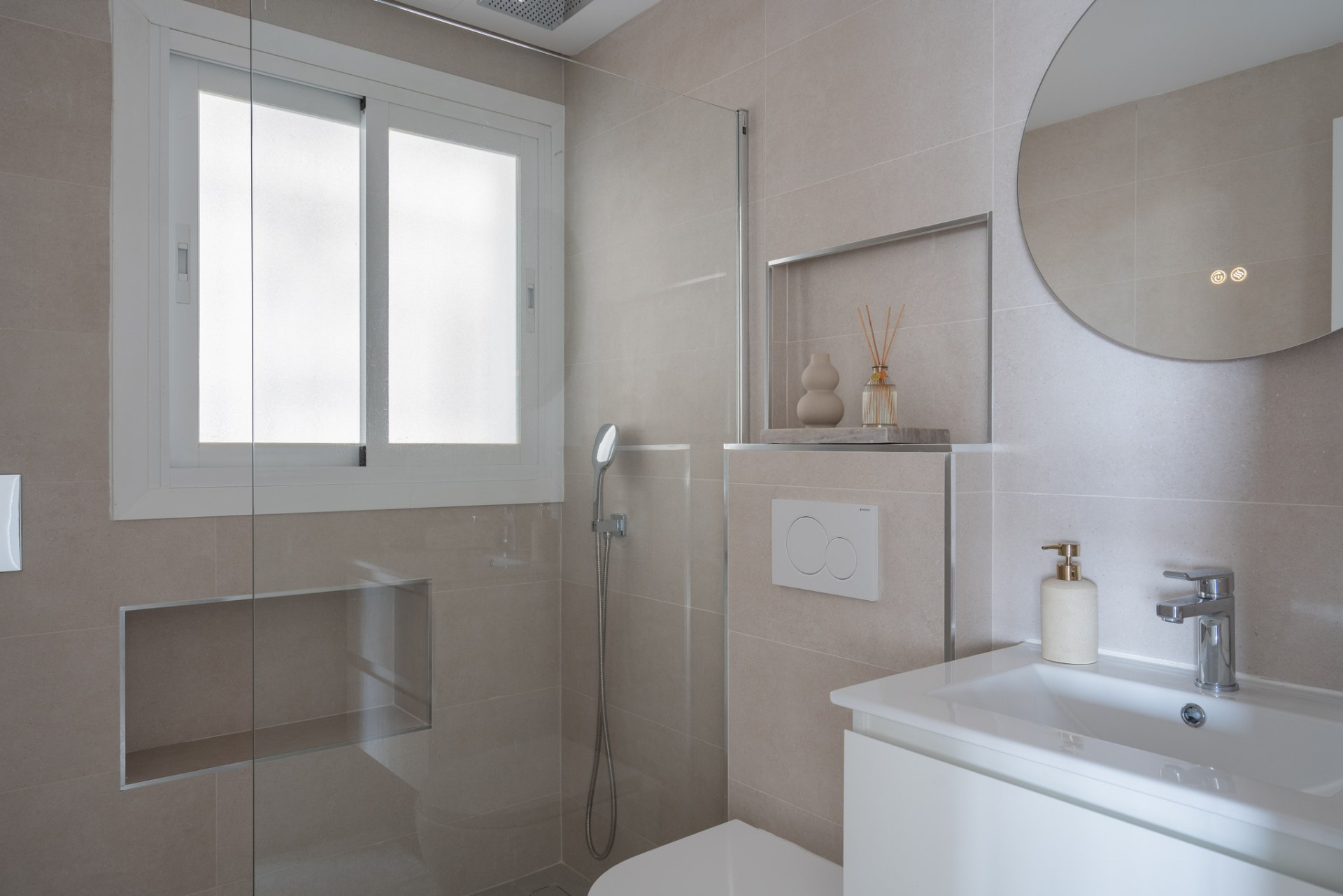 Kürzlich renovierte Wohnung mit Panoramablick in Los Almendros, Benahavis — Foto 15