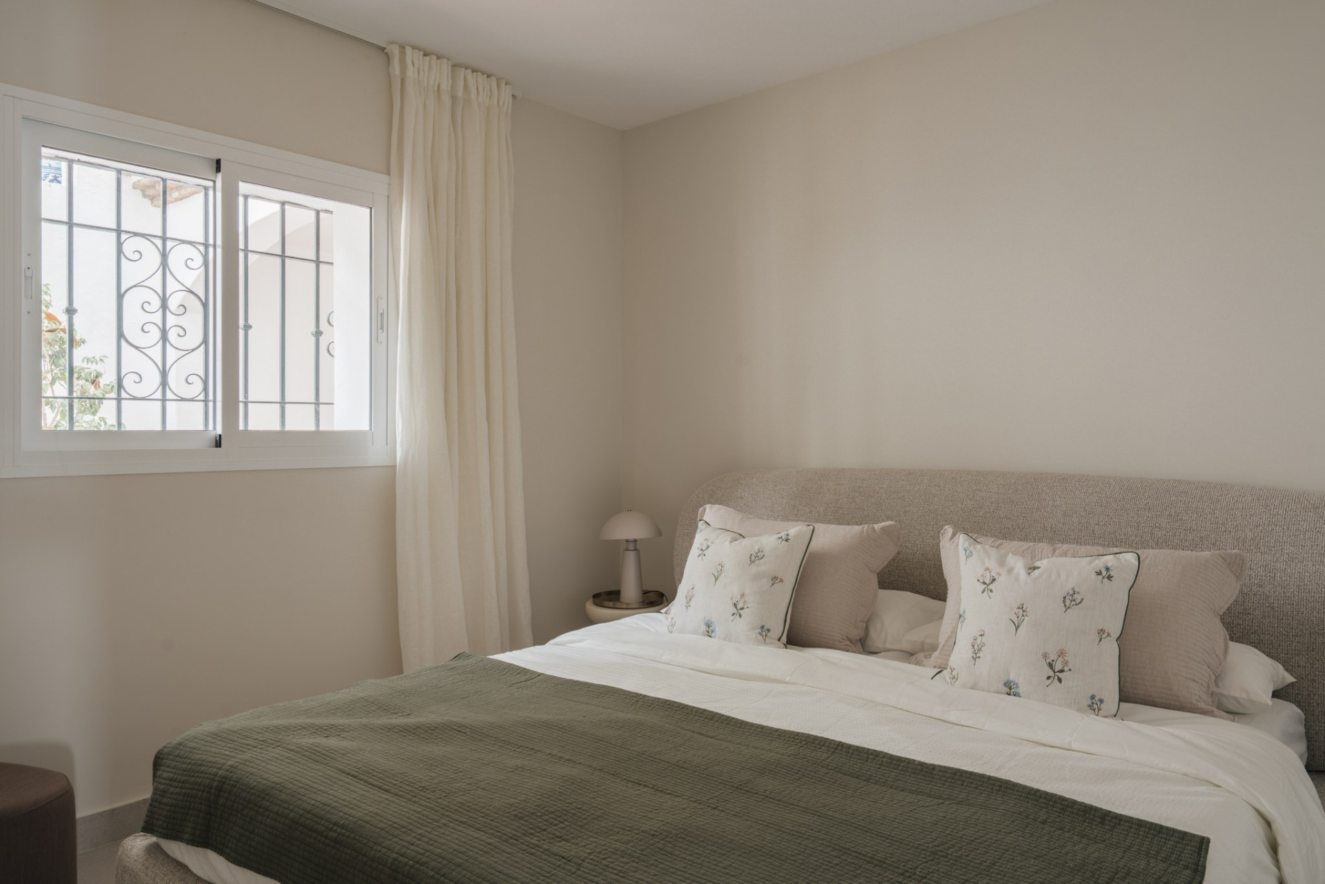 Kürzlich renovierte Wohnung mit Panoramablick in Los Almendros, Benahavis — Foto 16