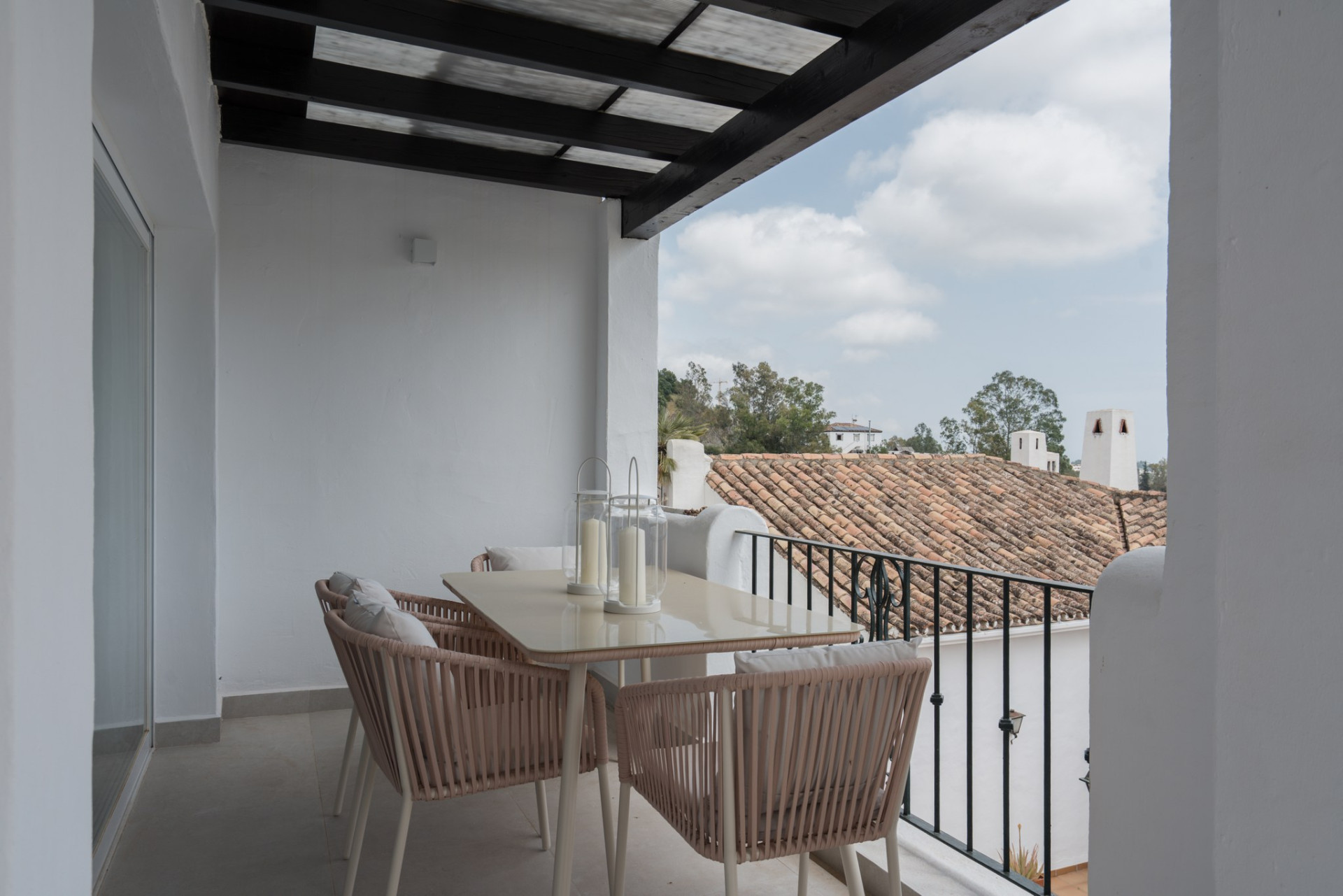 Kürzlich renovierte Wohnung mit Panoramablick in Los Almendros, Benahavis — Foto 22