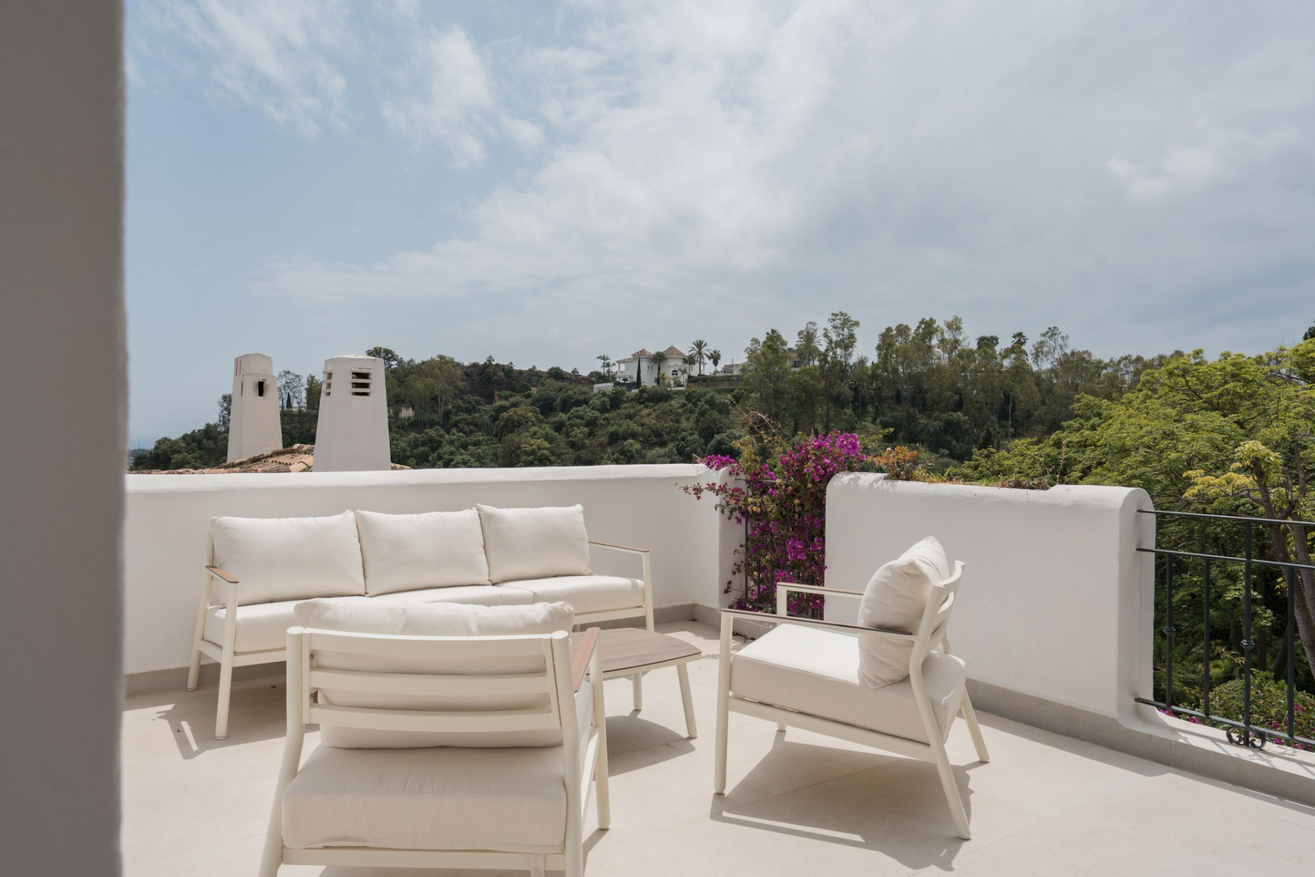 Kürzlich renovierte Wohnung mit Panoramablick in Los Almendros, Benahavis — Foto 18