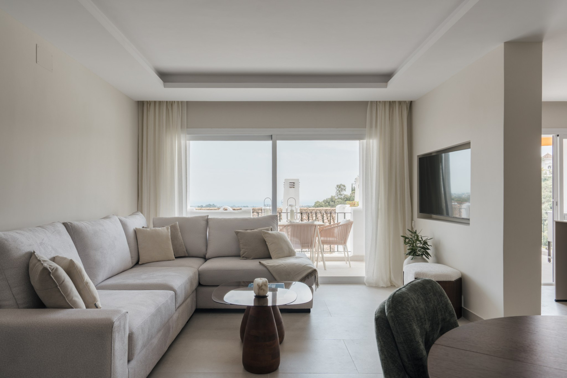 Kürzlich renovierte Wohnung mit Panoramablick in Los Almendros, Benahavis — Foto 2