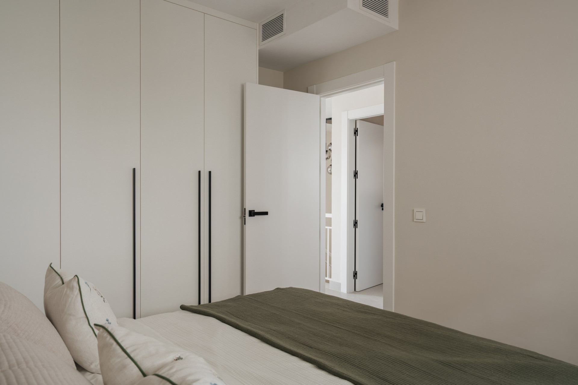 Kürzlich renovierte Wohnung mit Panoramablick in Los Almendros, Benahavis — Foto 17