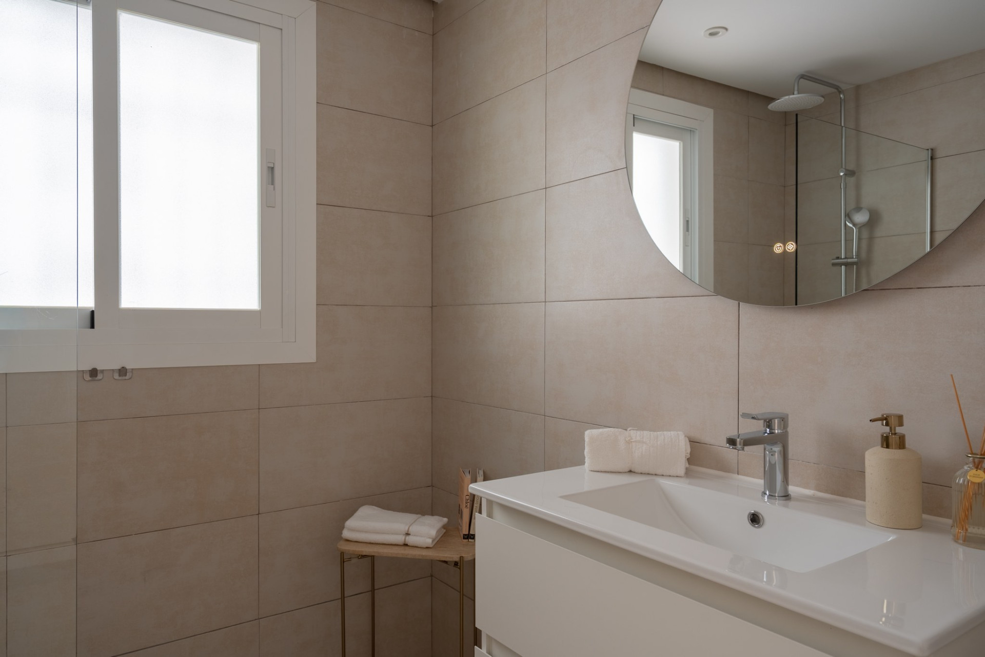 Kürzlich renovierte Wohnung mit Panoramablick in Los Almendros, Benahavis — Foto 12