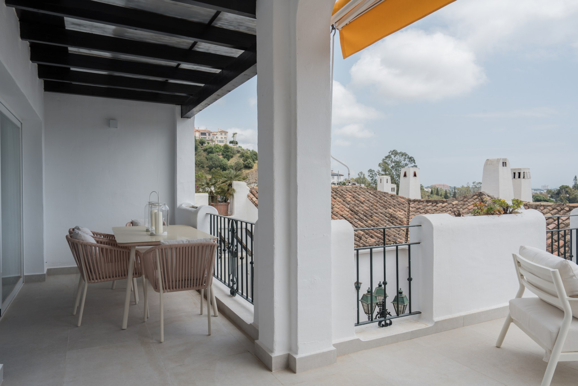 Kürzlich renovierte Wohnung mit Panoramablick in Los Almendros, Benahavis — Foto 21