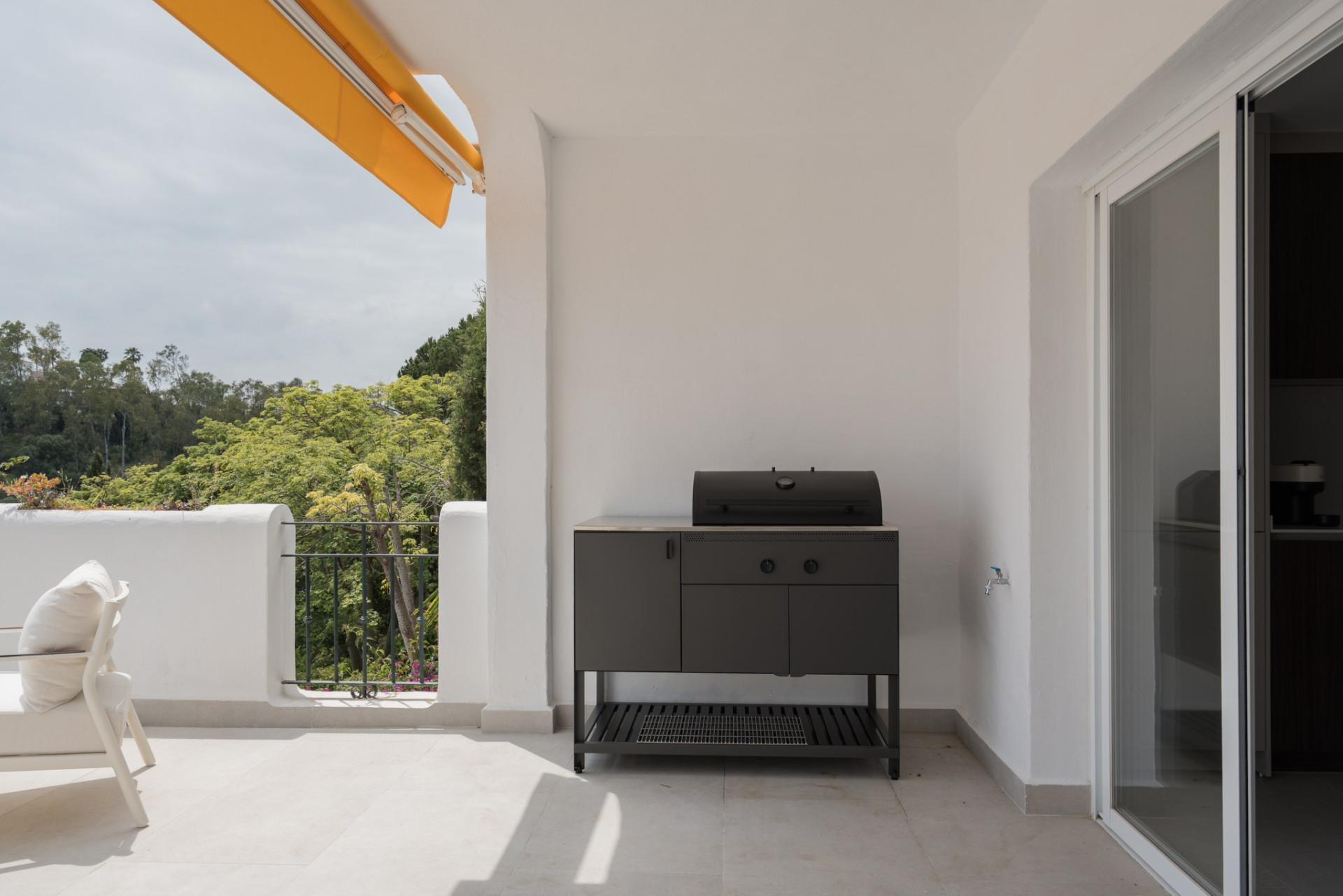 Kürzlich renovierte Wohnung mit Panoramablick in Los Almendros, Benahavis — Foto 20