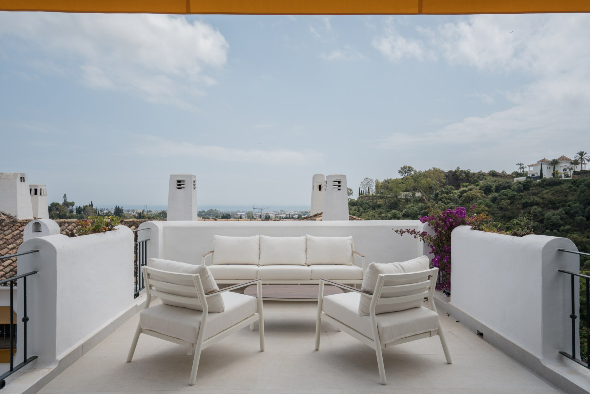 Kürzlich renovierte Wohnung mit Panoramablick in Los Almendros, Benahavis — Foto 1