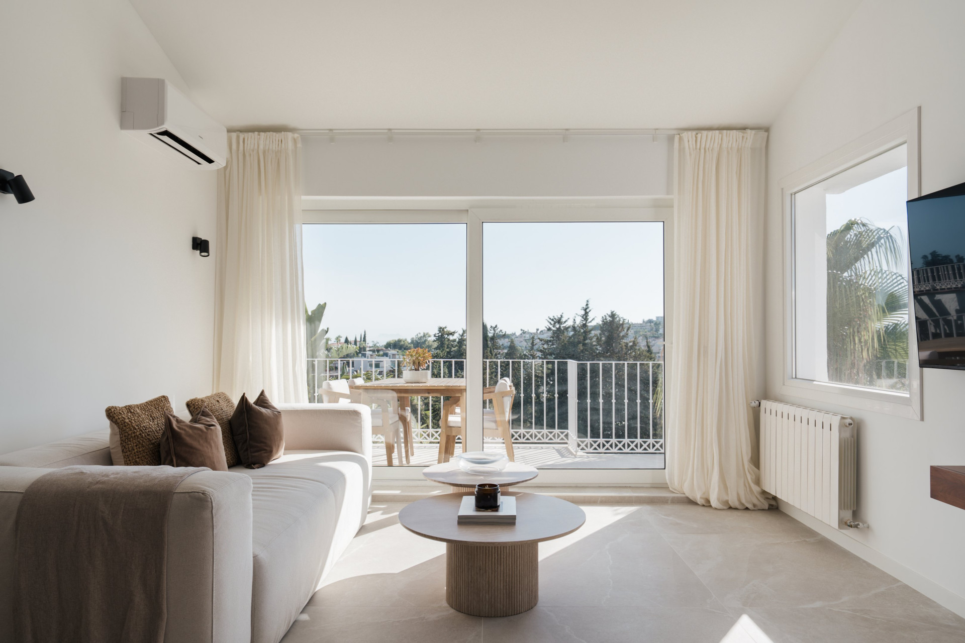 Luxury Renovated Townhouse Steps away from Atalaya Golf — photo 3
