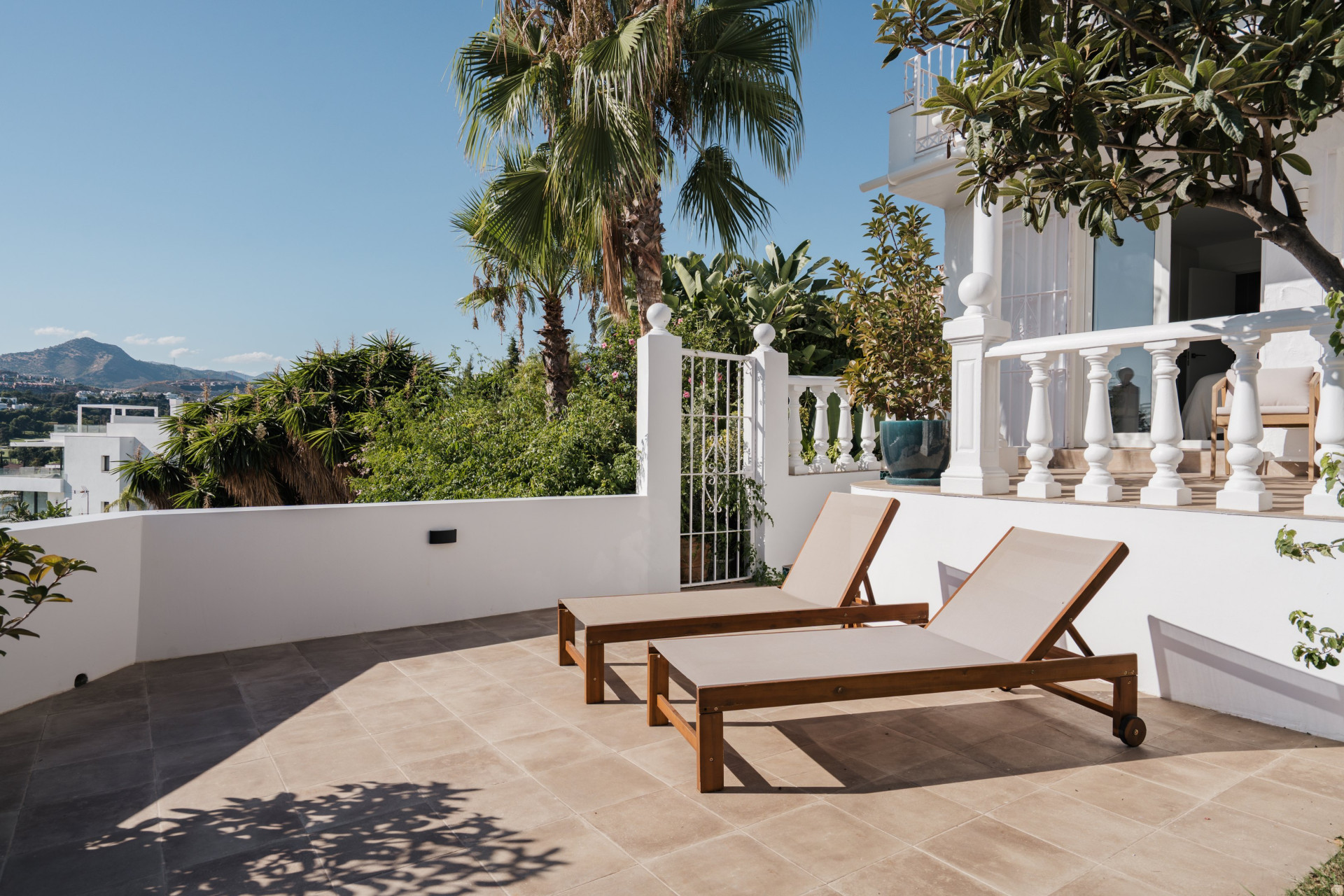 Luxury Renovated Townhouse Steps away from Atalaya Golf — photo 17