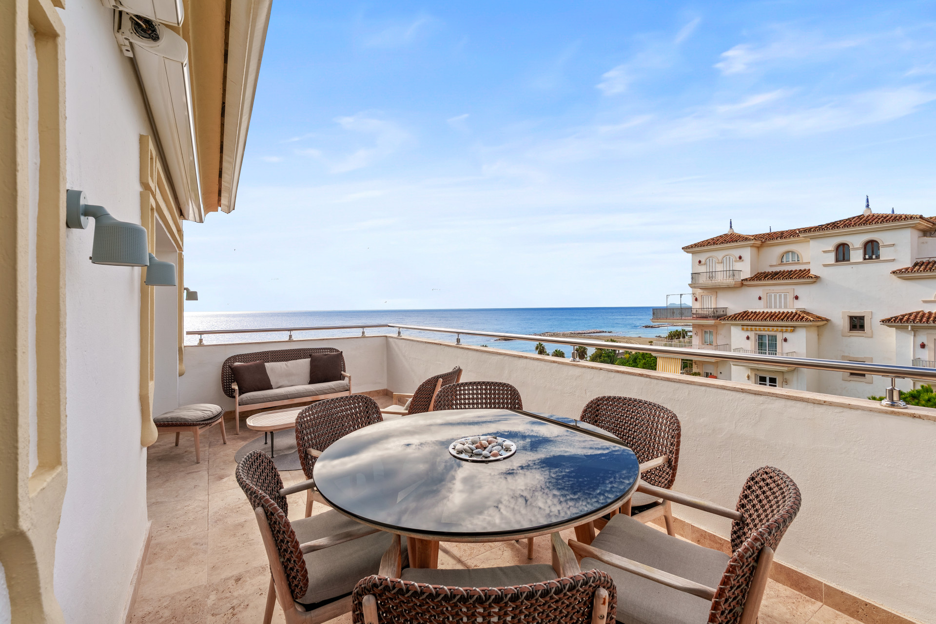 Frontline Beach Luxury Apartment with Panoramic Sea Views in Puerto Banús, Marbella — photo 20