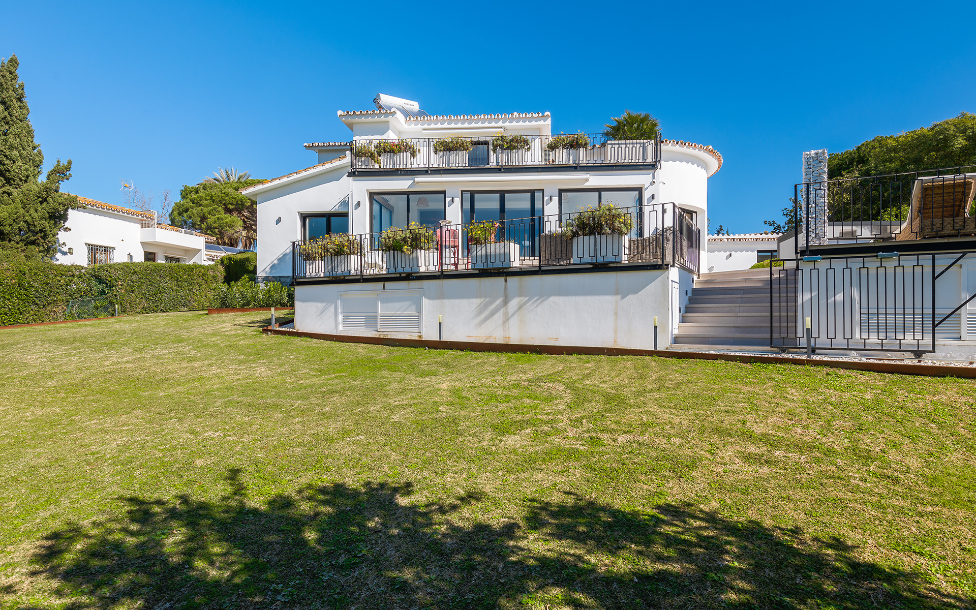 Fully Renovated Front Line Golf Villa in Guadalmina Alta with Panoramic Views — photo 26