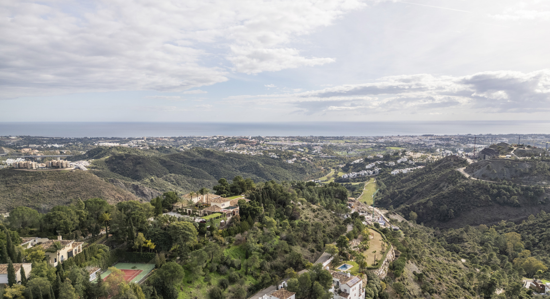 Elegante Villa mit 6 Schlafzimmern mit Panoramablick auf das Meer und die Berge in El Madroñal, Benahavís — Foto 29