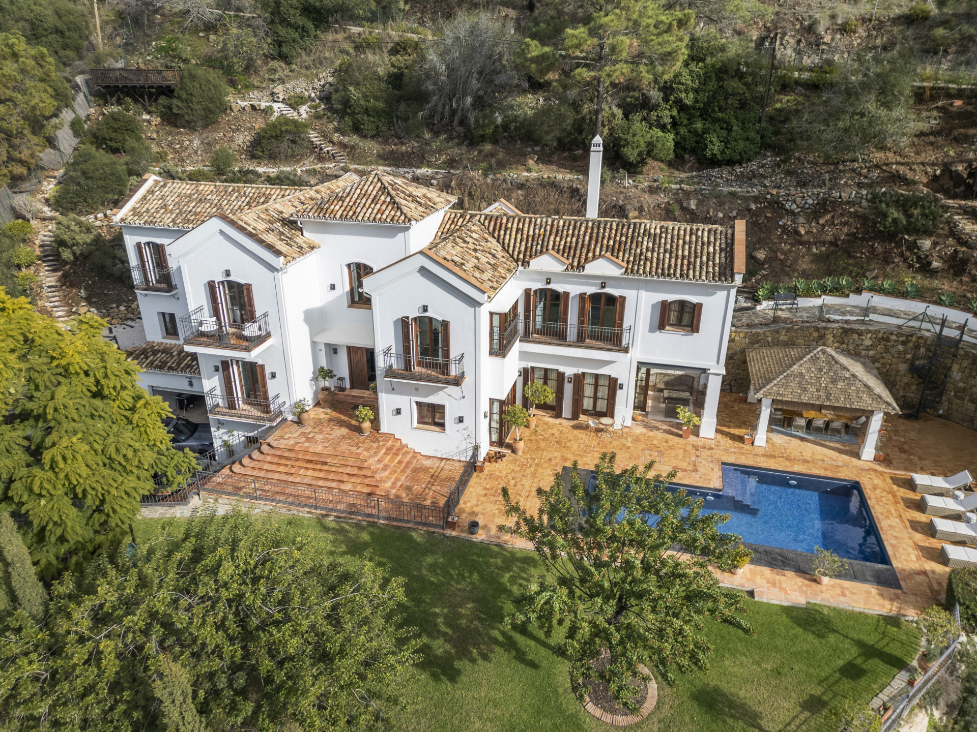 Elegante Villa mit 6 Schlafzimmern mit Panoramablick auf das Meer und die Berge in El Madroñal, Benahavís — Foto 26