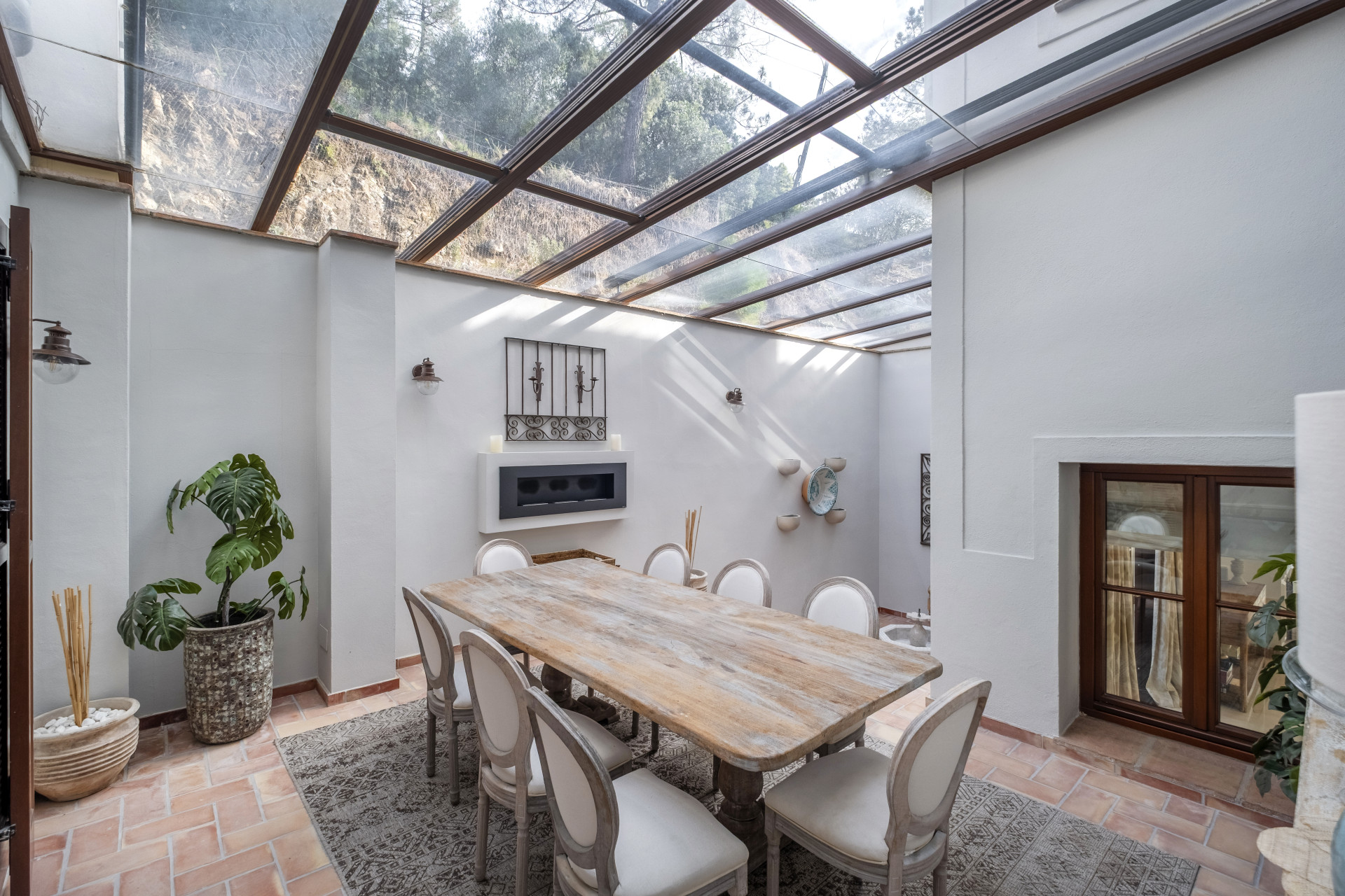 Elegante Villa mit 6 Schlafzimmern mit Panoramablick auf das Meer und die Berge in El Madroñal, Benahavís — Foto 22