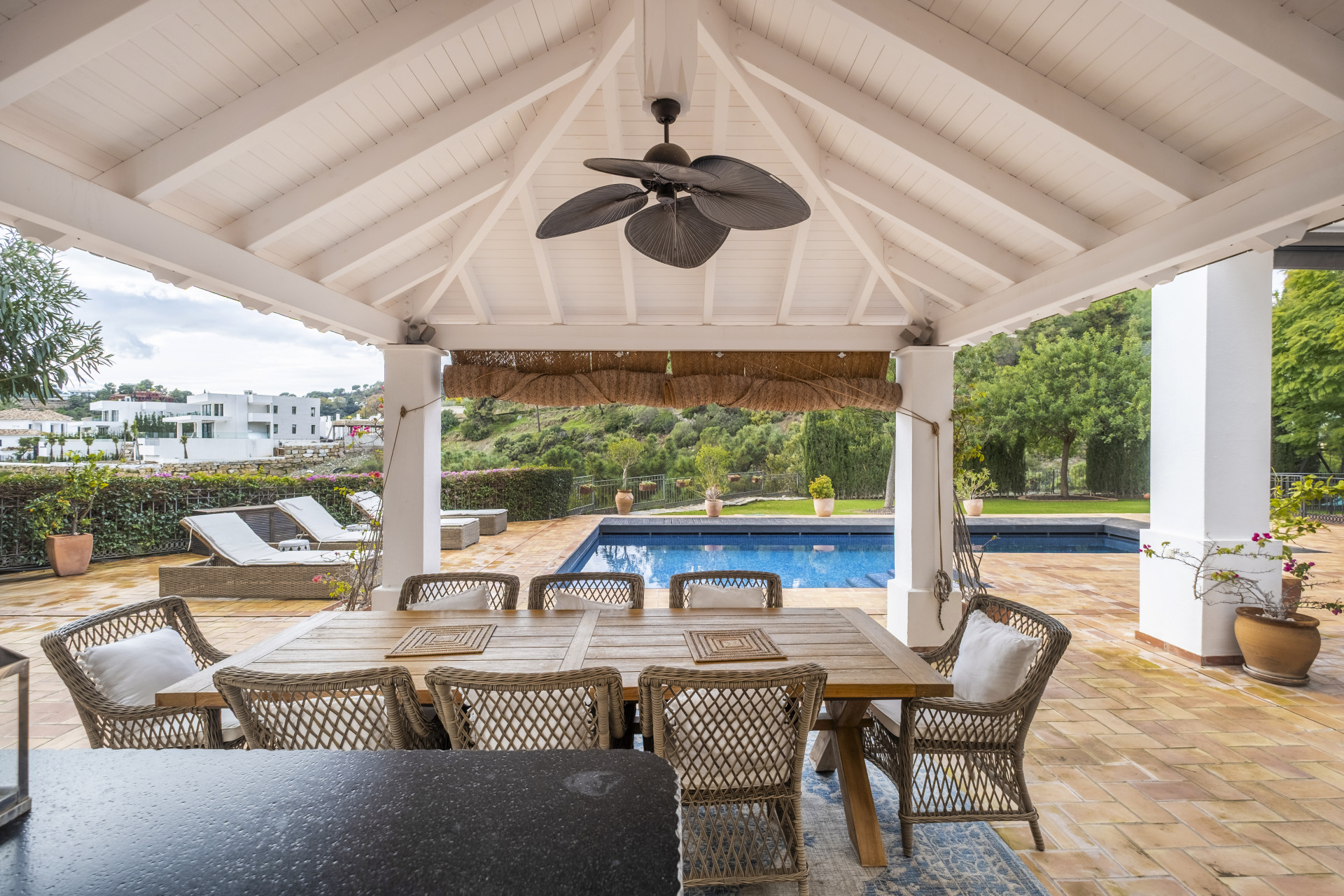 Elegante Villa mit 6 Schlafzimmern mit Panoramablick auf das Meer und die Berge in El Madroñal, Benahavís — Foto 23
