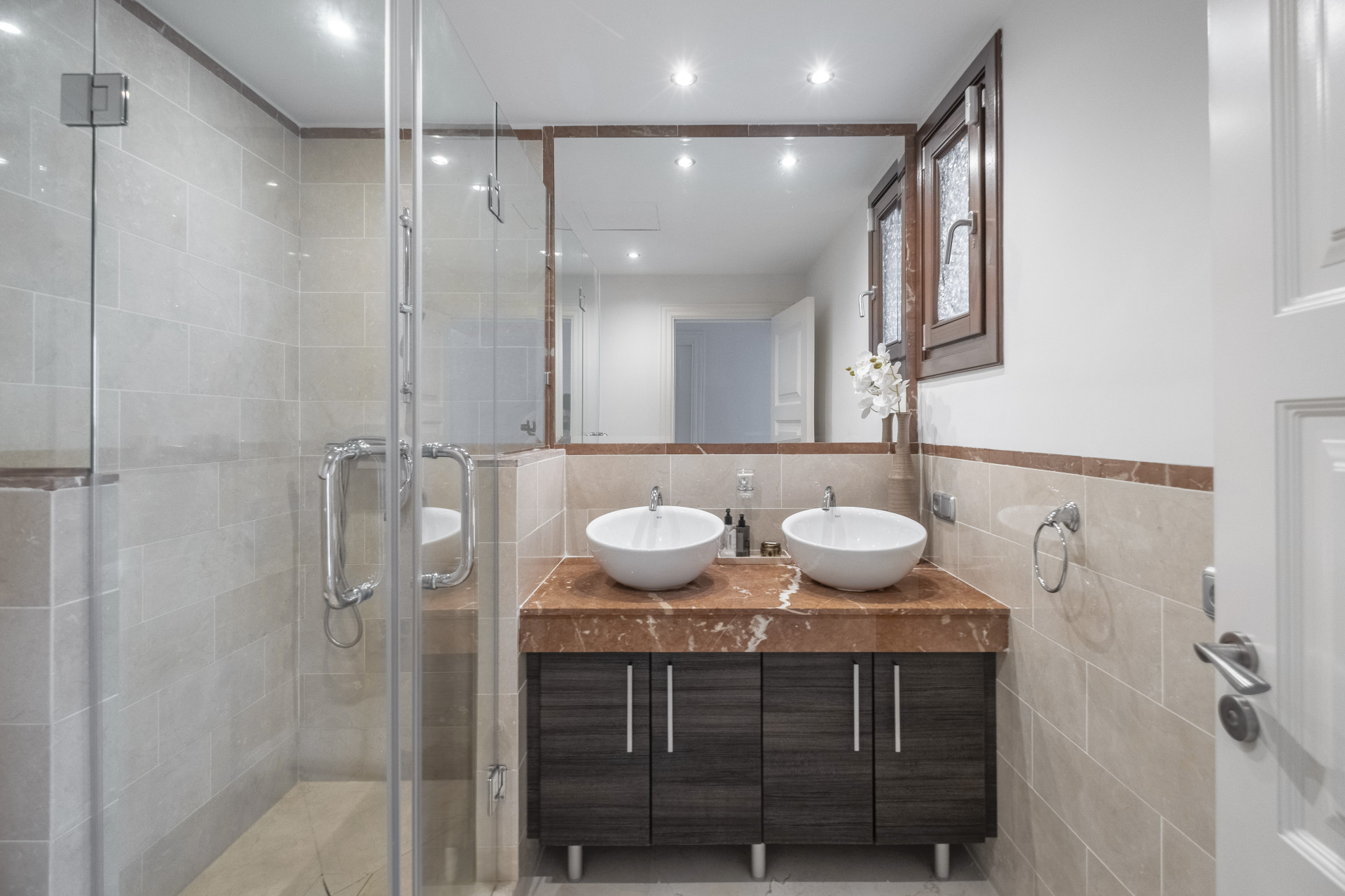 Elegante Villa mit 6 Schlafzimmern mit Panoramablick auf das Meer und die Berge in El Madroñal, Benahavís — Foto 16