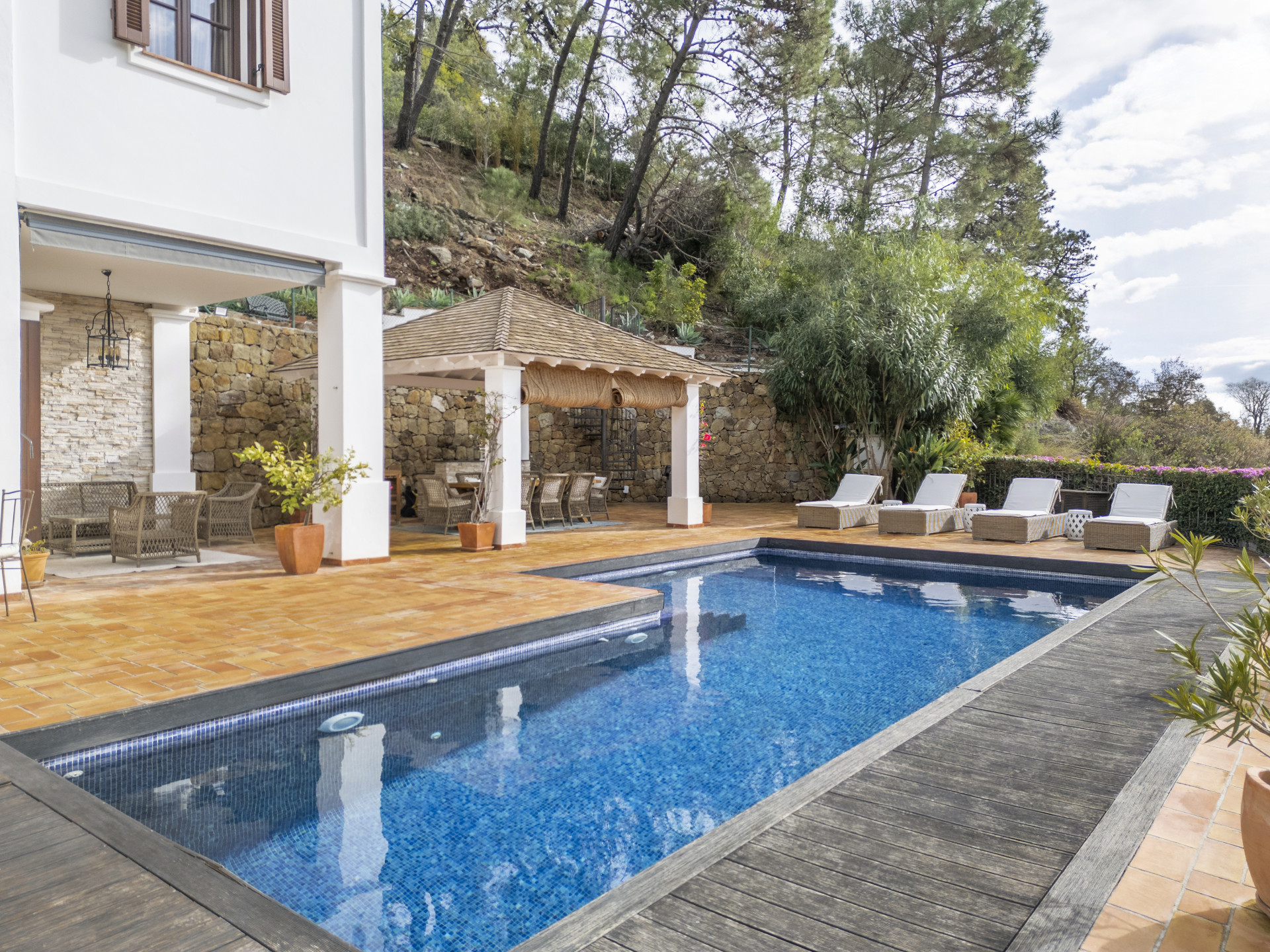 Elegante Villa mit 6 Schlafzimmern mit Panoramablick auf das Meer und die Berge in El Madroñal, Benahavís — Foto 24