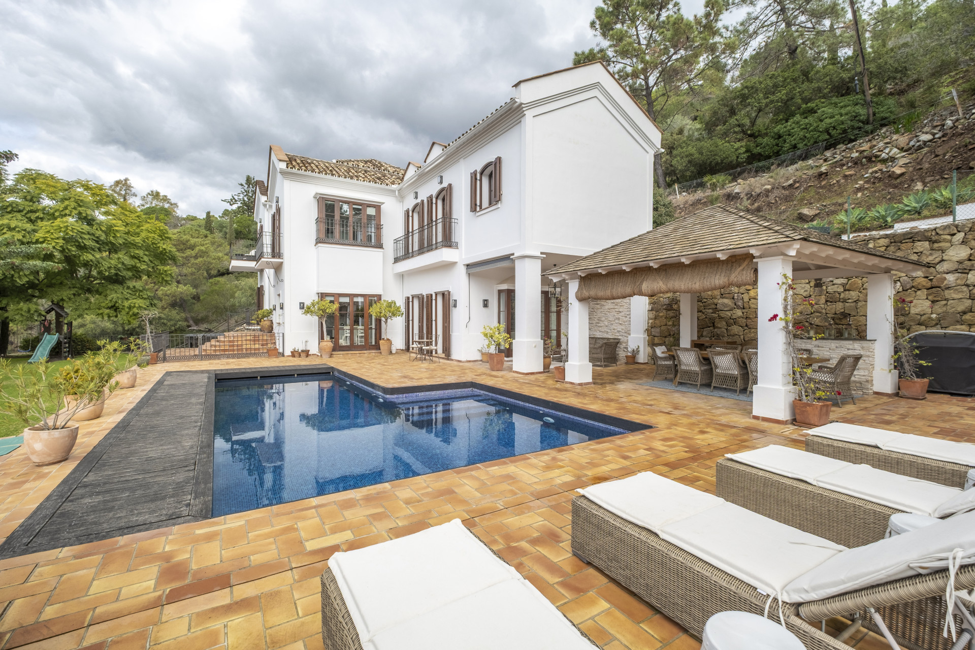 Elegante Villa mit 6 Schlafzimmern mit Panoramablick auf das Meer und die Berge in El Madroñal, Benahavís — Foto 28