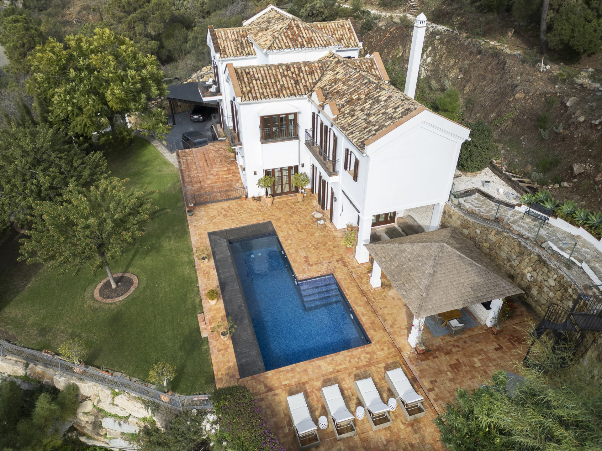 Elegante Villa mit 6 Schlafzimmern mit Panoramablick auf das Meer und die Berge in El Madroñal, Benahavís — Foto 27