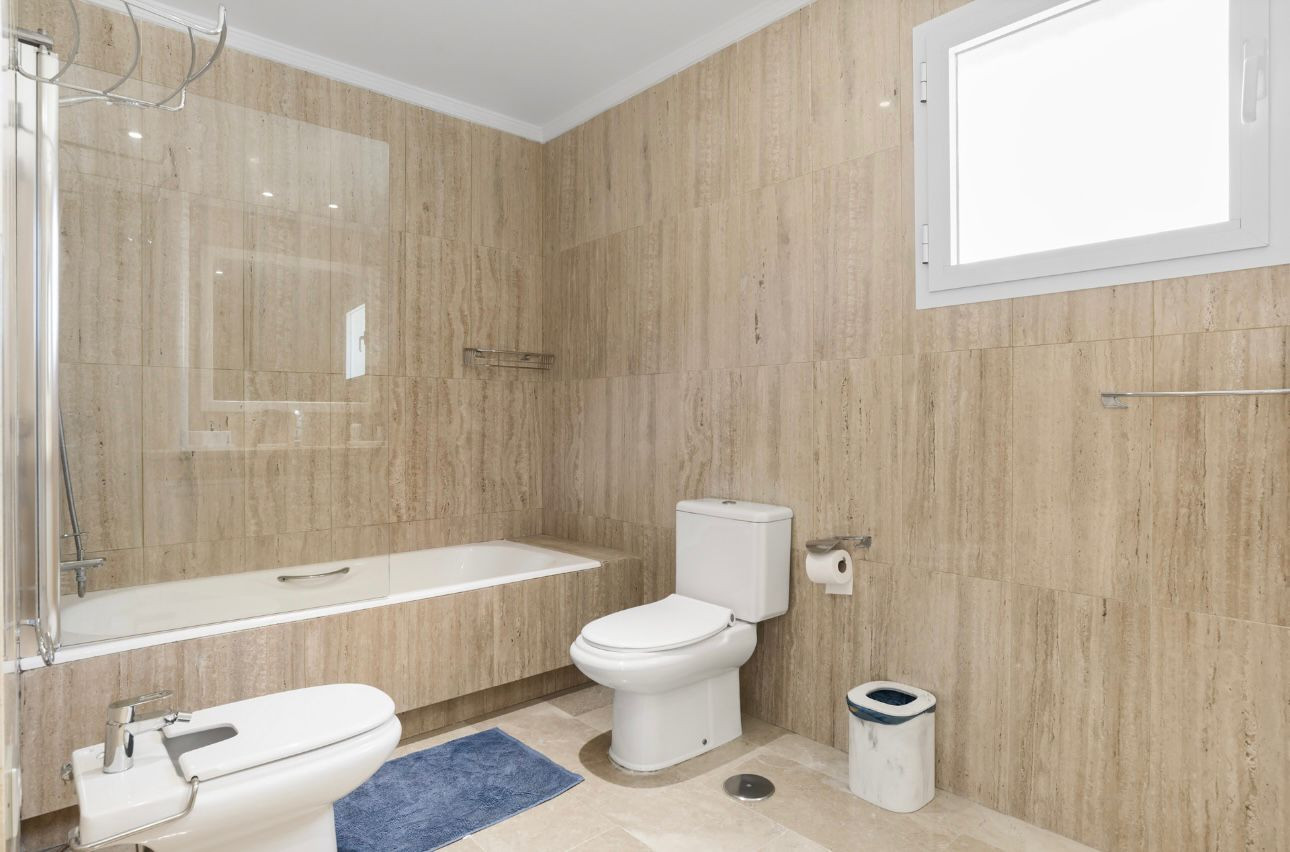 Eleganter 5-Zimmer-Luxus Villa Schritte Weg von Santa Maria Golf Club — Foto 16