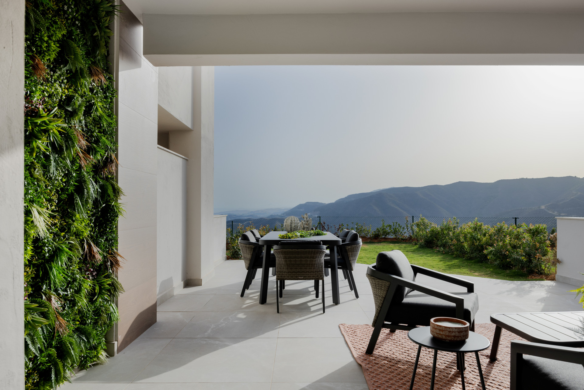 Hedendaags herenhuis met panoramisch uitzicht op de bergen en de zee in Istan, Malaga — foto 17