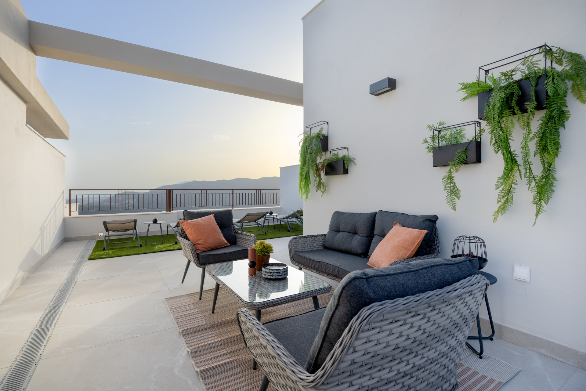 Hedendaags herenhuis met panoramisch uitzicht op de bergen en de zee in Istan, Malaga — foto 18