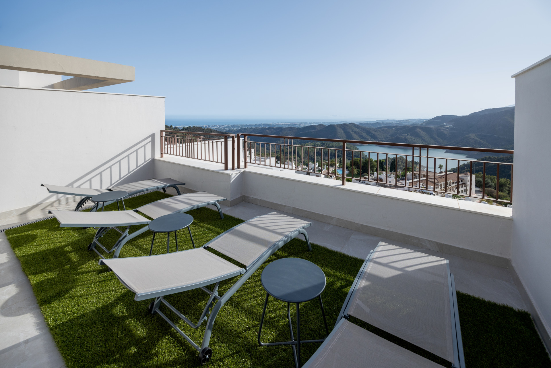 Hedendaags herenhuis met panoramisch uitzicht op de bergen en de zee in Istan, Malaga — foto 19