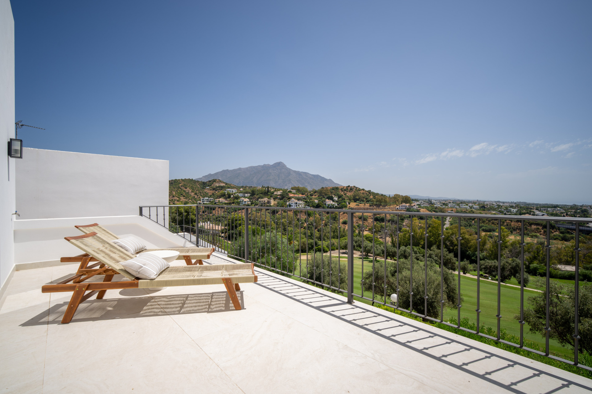 Prachtig herenhuis met vier slaapkamers met panoramische zee, golf en uitzicht op de bergen in La Quinta, Benahavís — foto 25