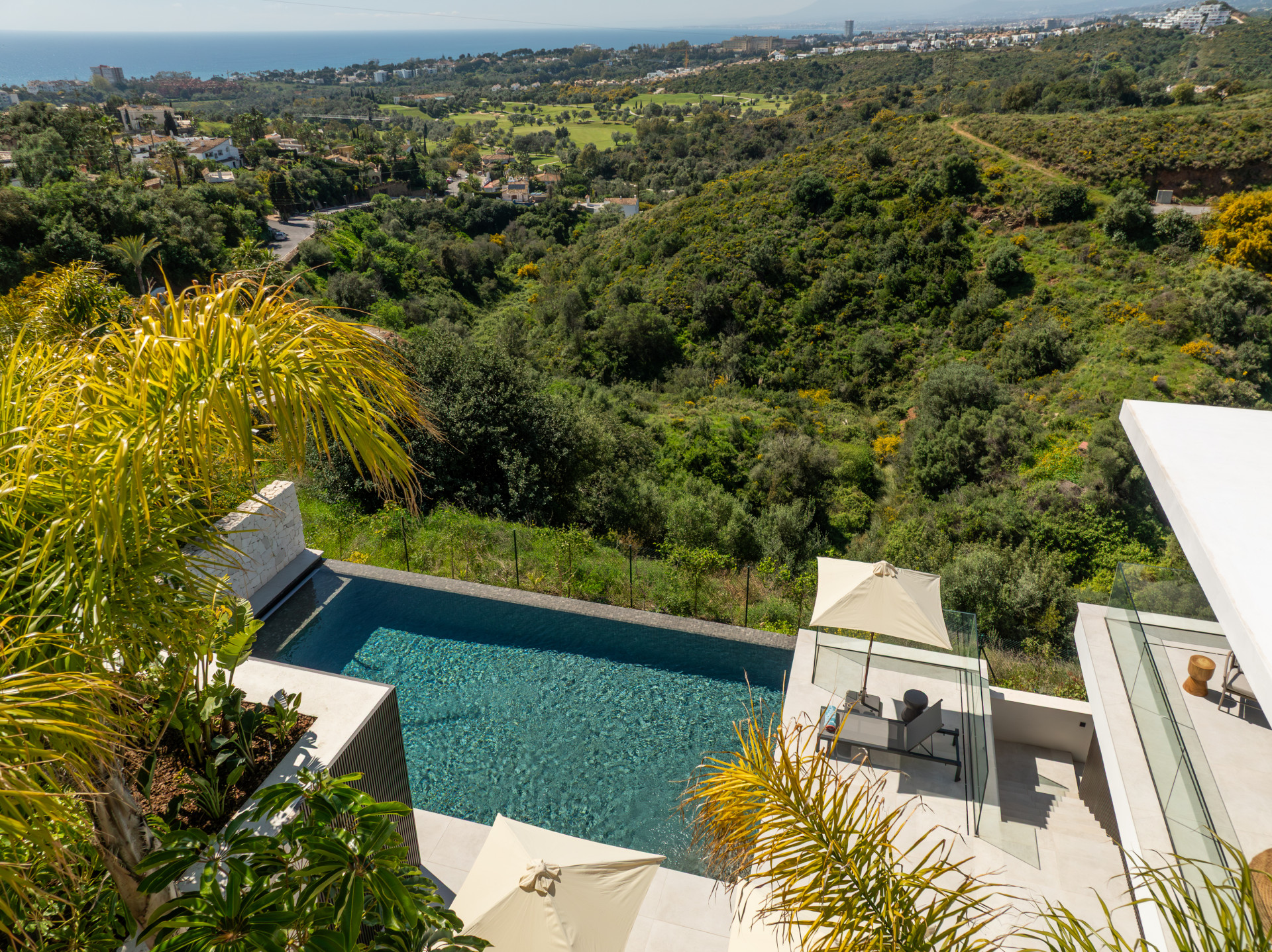 Außergewöhnliche moderne Villa mit Panoramablick auf El Rosario, Marbella Ost — Foto 27