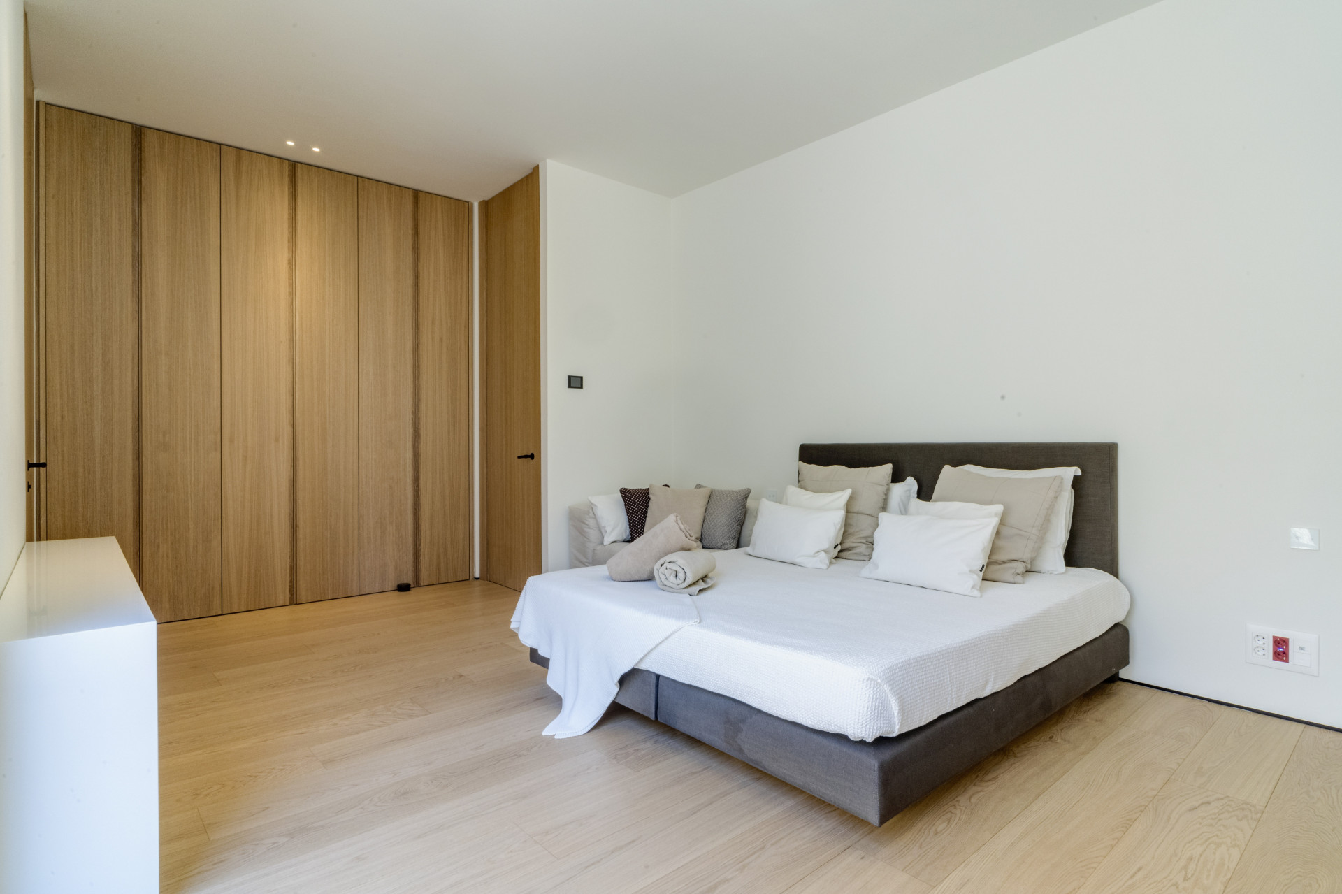 Exquisite Five-Bedroom Designer Villa with Panoramic Views in Monte Mayor, Benahavis — photo 17