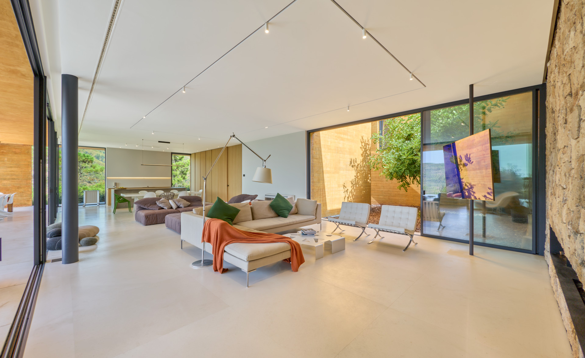 Exquisite Five-Bedroom Designer Villa mit Panoramablick auf Monte Mayor, Benahavis — Foto 3
